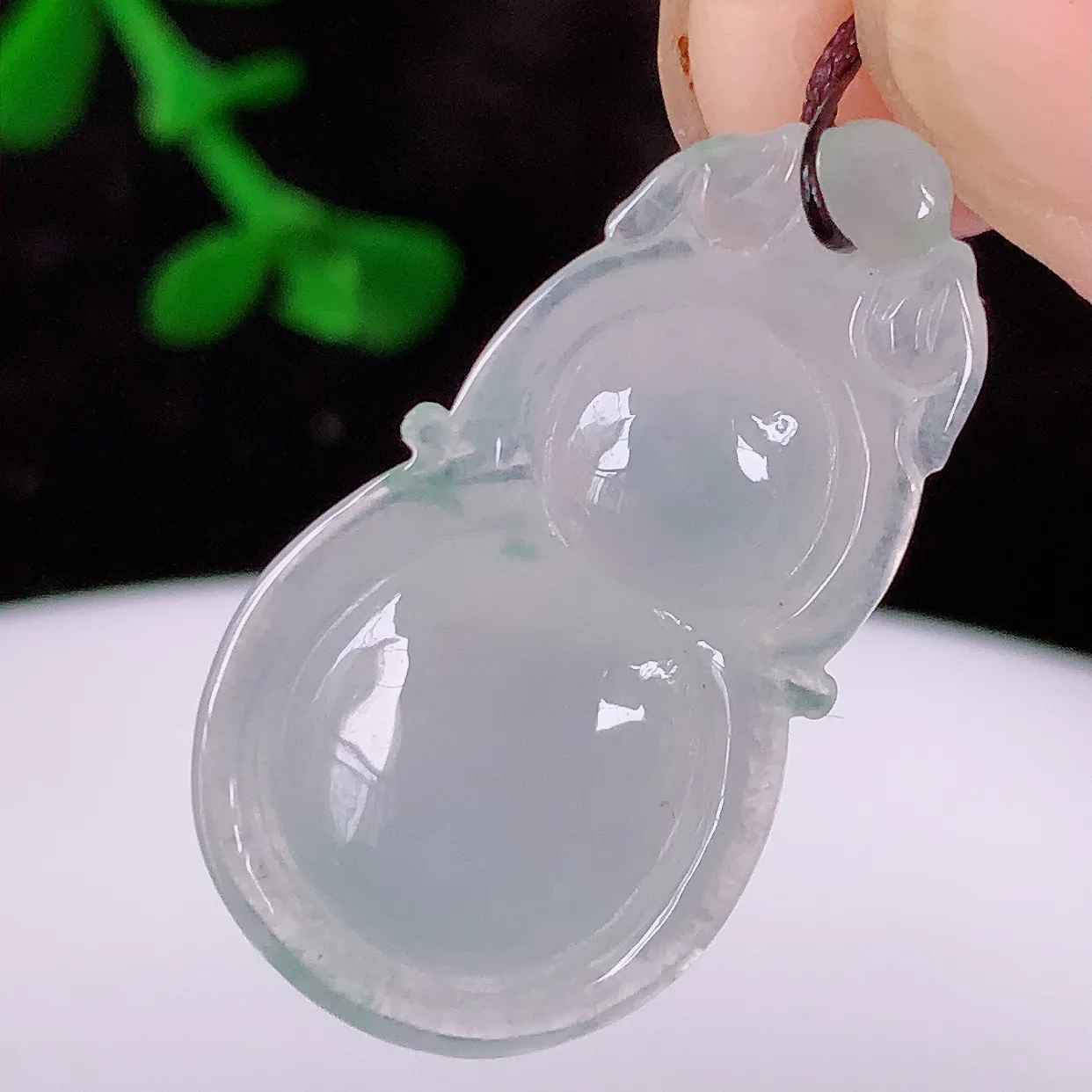 自然光实拍，冰种飘花翡翠葫芦吊坠，寓意福禄双全，财源滚滚，清新脱俗，佩戴效果优雅迷人！#57.2