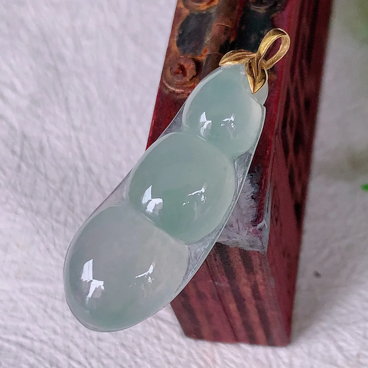 18K金镶嵌冰种翡翠四季豆吊坠，平安豆福豆玉坠，冰润通透，豆粒饱满，寓意：豆蔻年华！#12.2整体36裸石30*12*6.2