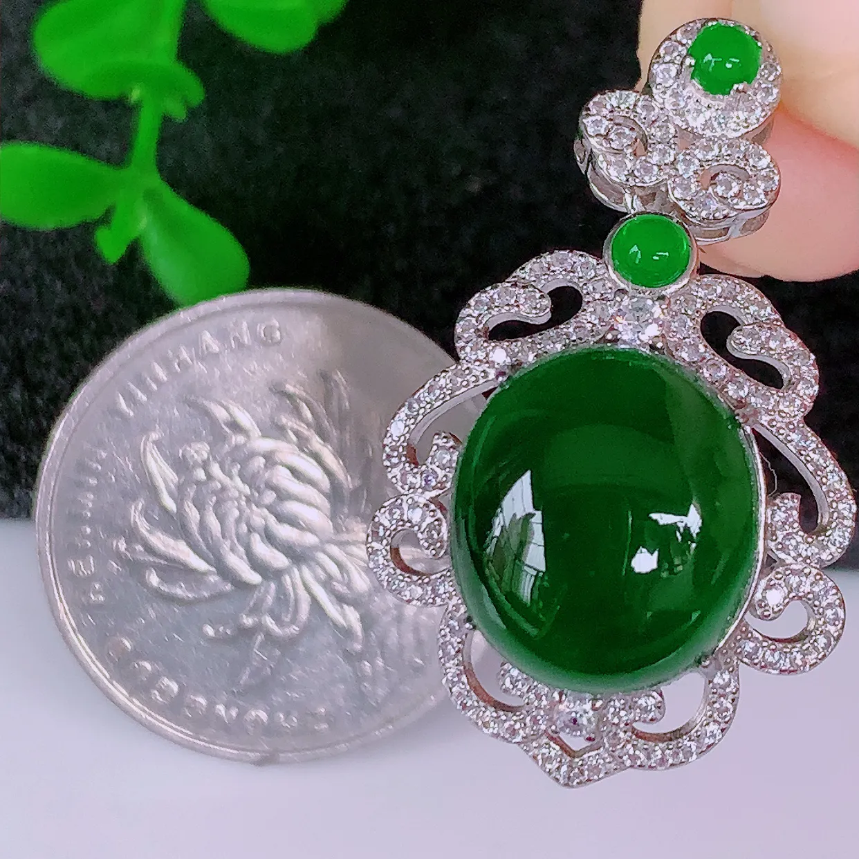 大颗冰透满绿翡翠蛋面925银镶嵌吊坠，自然光实拍，翠色灵动，颜色漂亮，种老水足，品相佳，佩戴佳品！#98.2整体33*20*10.8裸石13.8*12.5