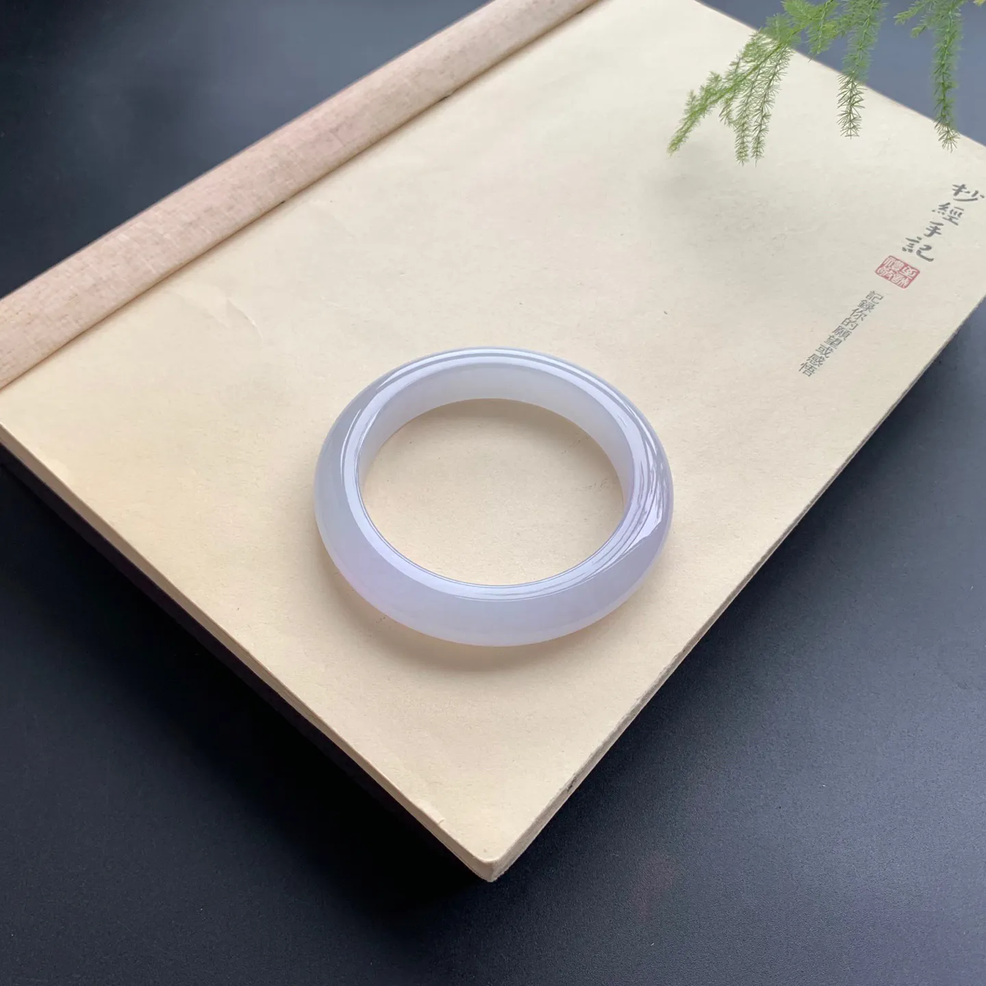 56.6圈口冰正圈手镯 尺寸：56.6-12-9.8，无纹裂，白净光滑，细腻起胶