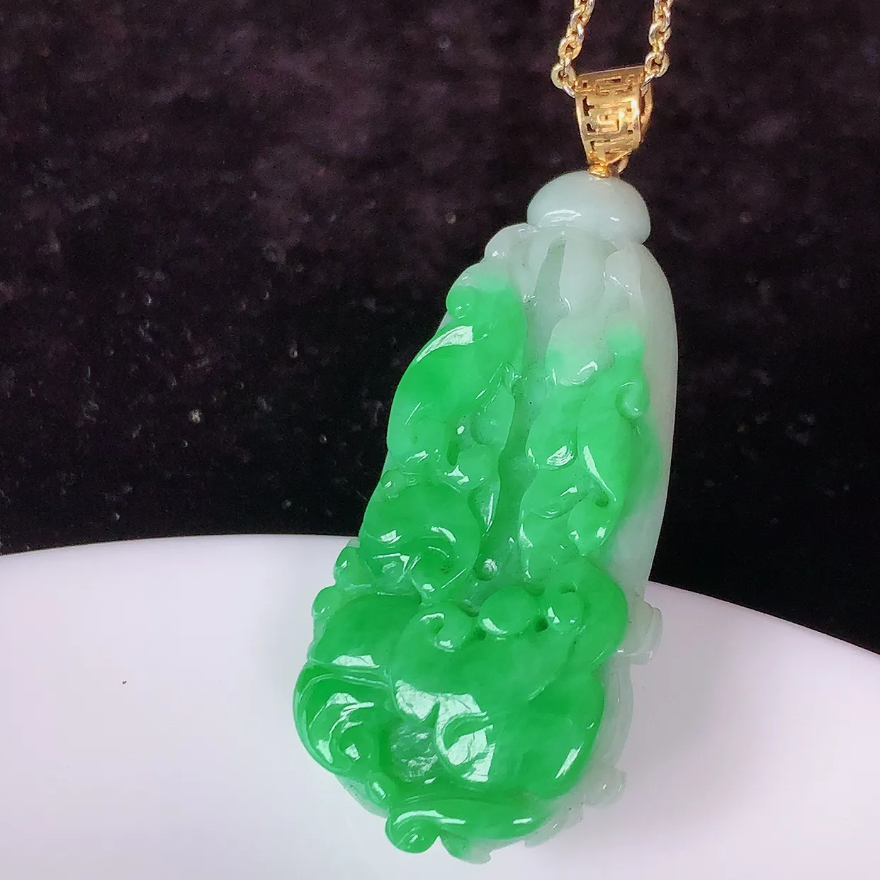 18K金镶嵌辣绿翡翠招百财白菜吊坠，百财聚来，财源滚滚，色泽鲜艳，精工水润的白菜，性价比高！#1.2