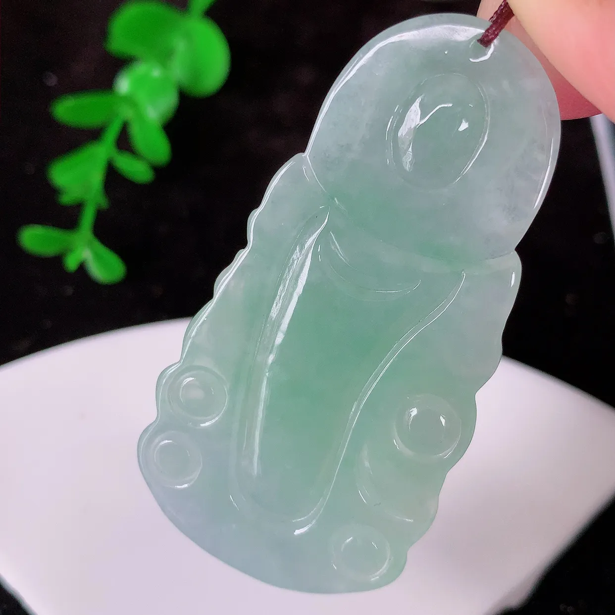 自然光实拍，冰飘绿翡翠观音菩萨吊坠，赐福观音，玉润通透，慈祥端庄！#57.2