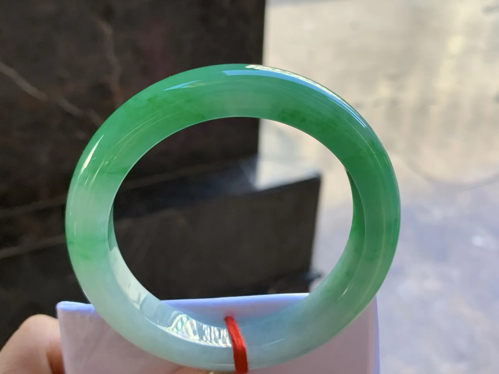 56-12.2-9.2

辣绿色手镯^_^颜色浓郁 鲜艳 起光