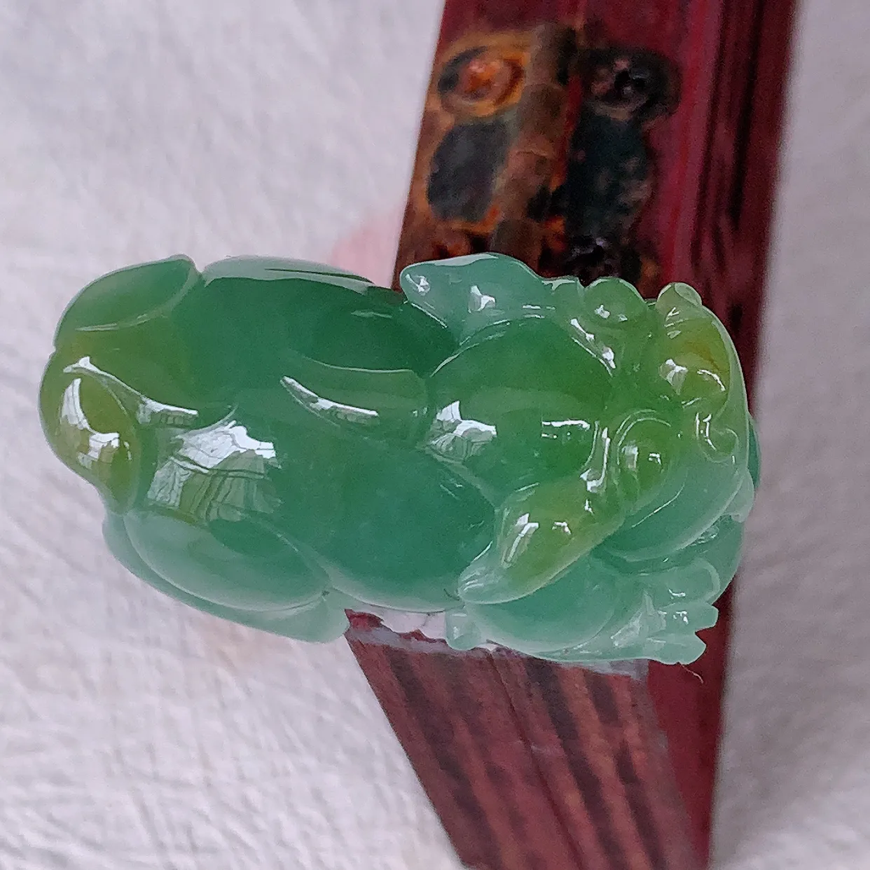 自然光实拍，冰润双彩翡翠招财貔貅吊坠，民间有“一摸貔貅运程旺盛，再摸貔貅财运滚滚，三摸貔貅平步青云 ”的美好祝愿。#46.2