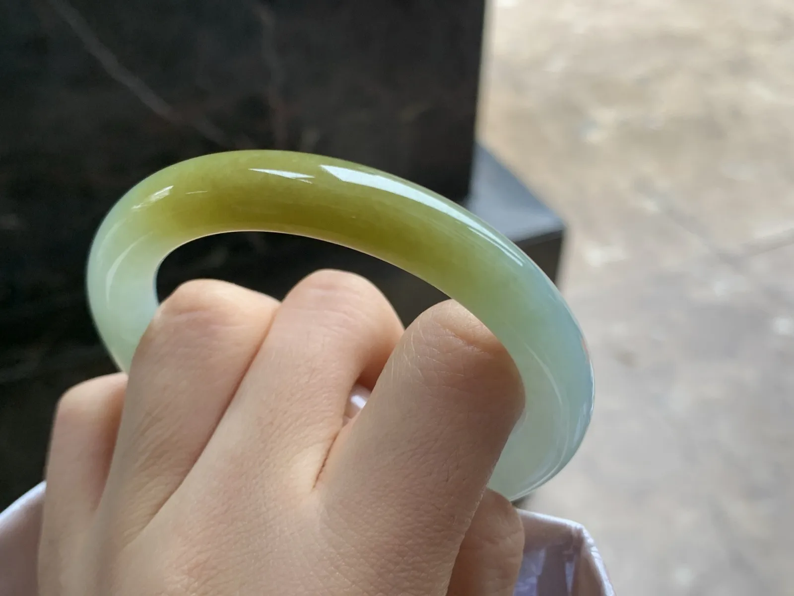 53.5-9

黄翡圆条手镯^_^颜色鲜艳 浓郁