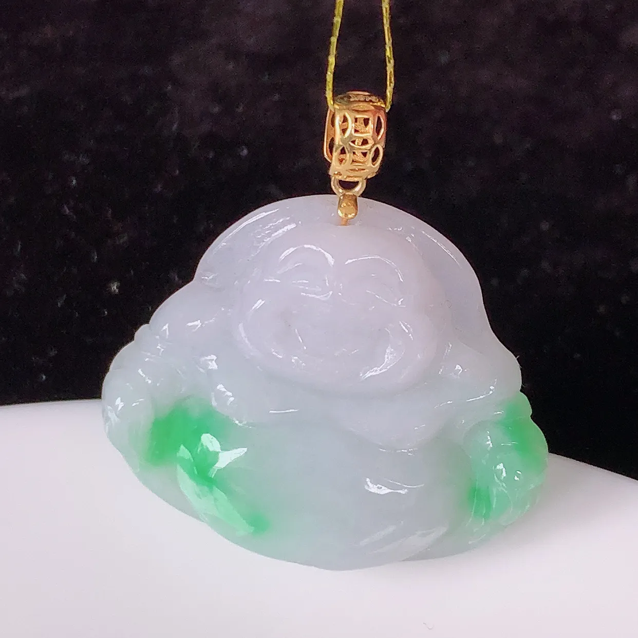 18k金镶嵌冰润飘绿翡翠佛公吊坠，款式新颖时尚，日常百搭的款。清秀高雅，佩戴优雅高贵！#35.2