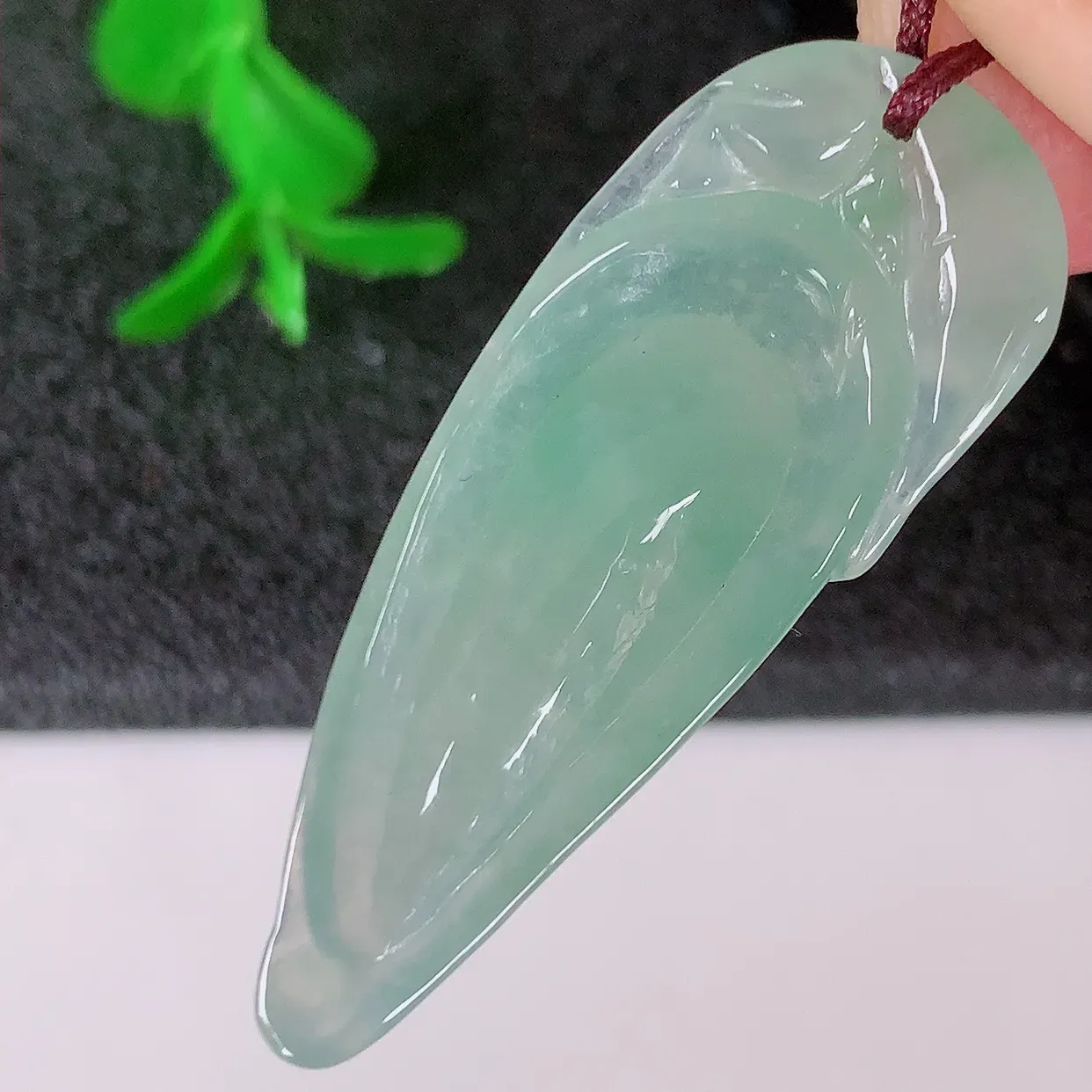 自然光实拍，冰种飘花翡翠招财福瓜吊坠，精美饱满福瓜，种水足，形态圆润饱满，福相十足 ！#01.2