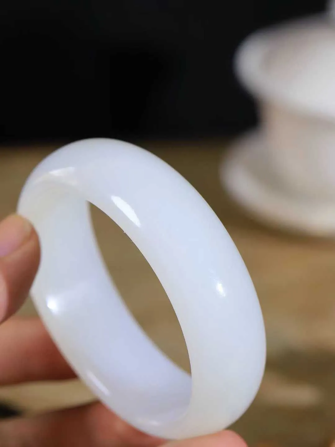 【贵妃镯.玉腕清响】    

精品和田玉白玉贵妃镯，玉质温润细腻 油性十足 相传杨贵妃十分喜爱椭圆形态手镯，后人称其为贵妃镯。因其形与人手腕形相吻合，佩戴更服帖，别具妩媚风格。
重78克   内径55-51mm尺寸20.7-7.9mm   fDA-88112348