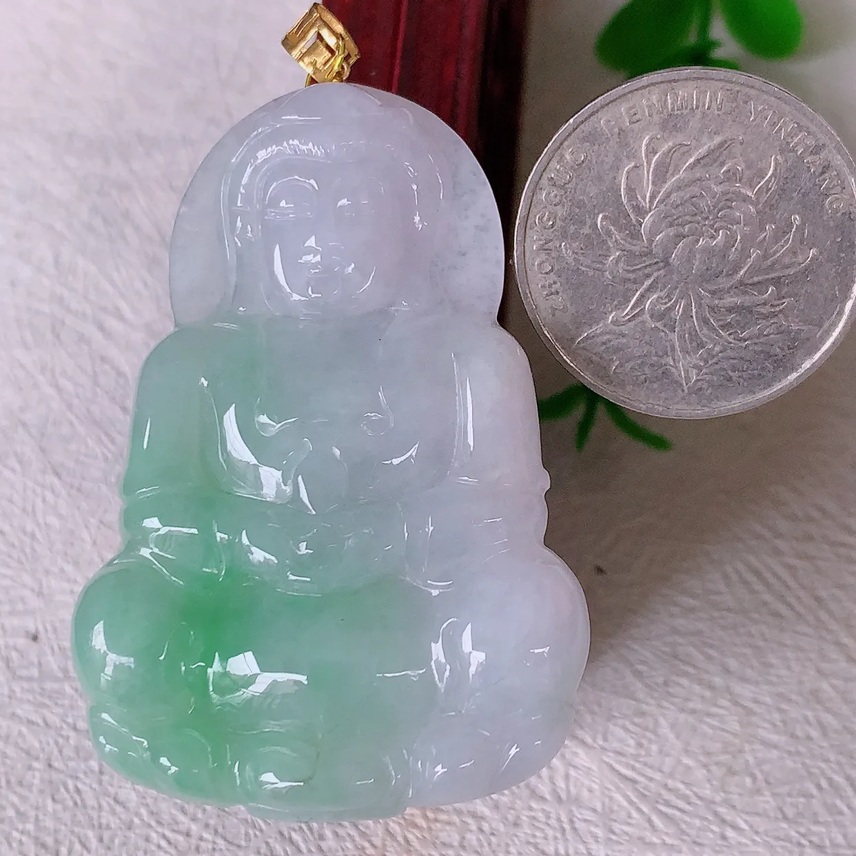 18K金镶嵌冰飘绿翡翠观音菩萨吊坠，赐福翡翠观音，观音面相端庄，品相佳，佩戴气质！#35.2整体58.8裸石52.5*36*5.8