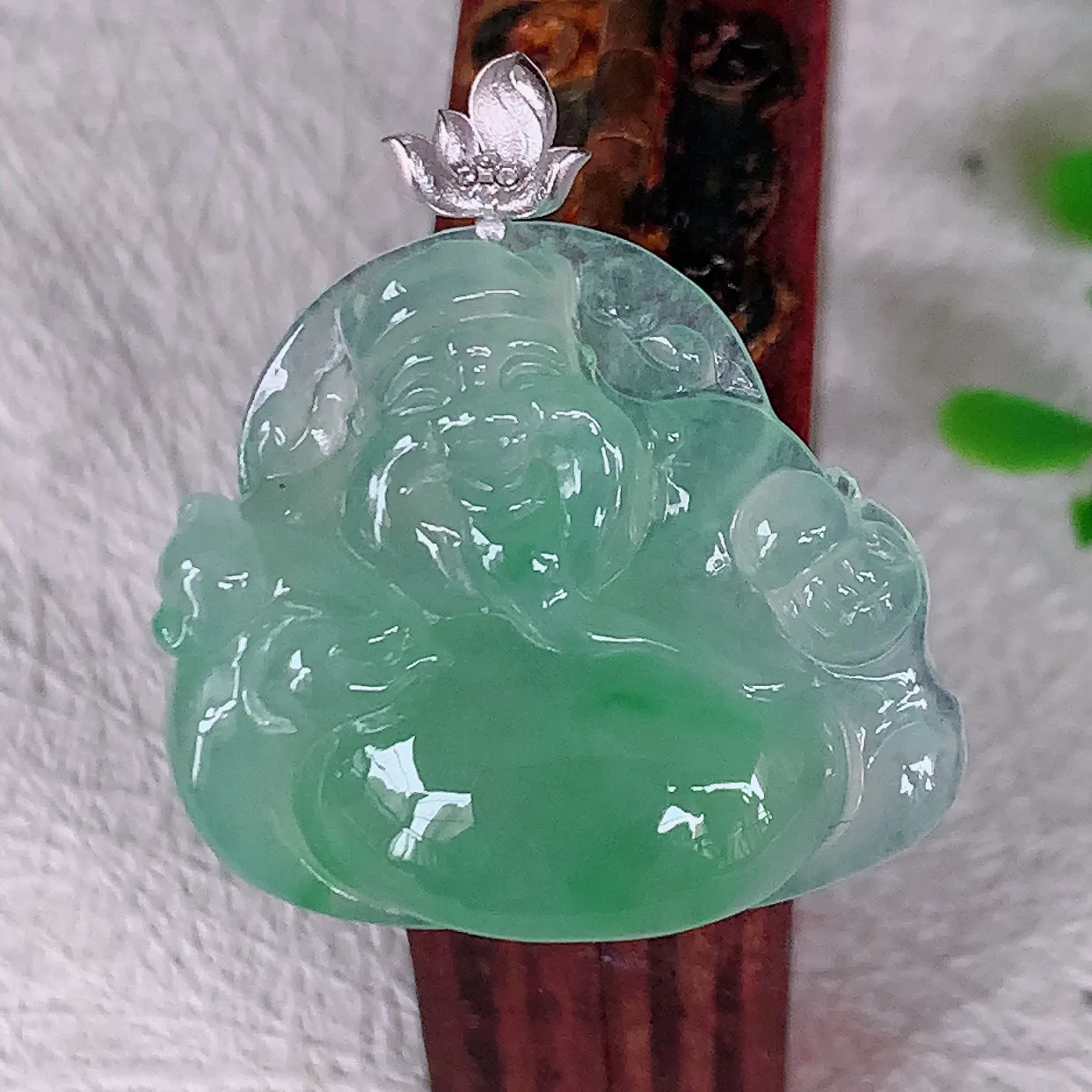 自然光实拍，18K金镶嵌冰种飘绿翡翠财神爷吊坠，财神到你家里来，年年月月发大财，形态极为讨喜，佩戴效果招财迷人#1.2整体28裸石26*22.5*6