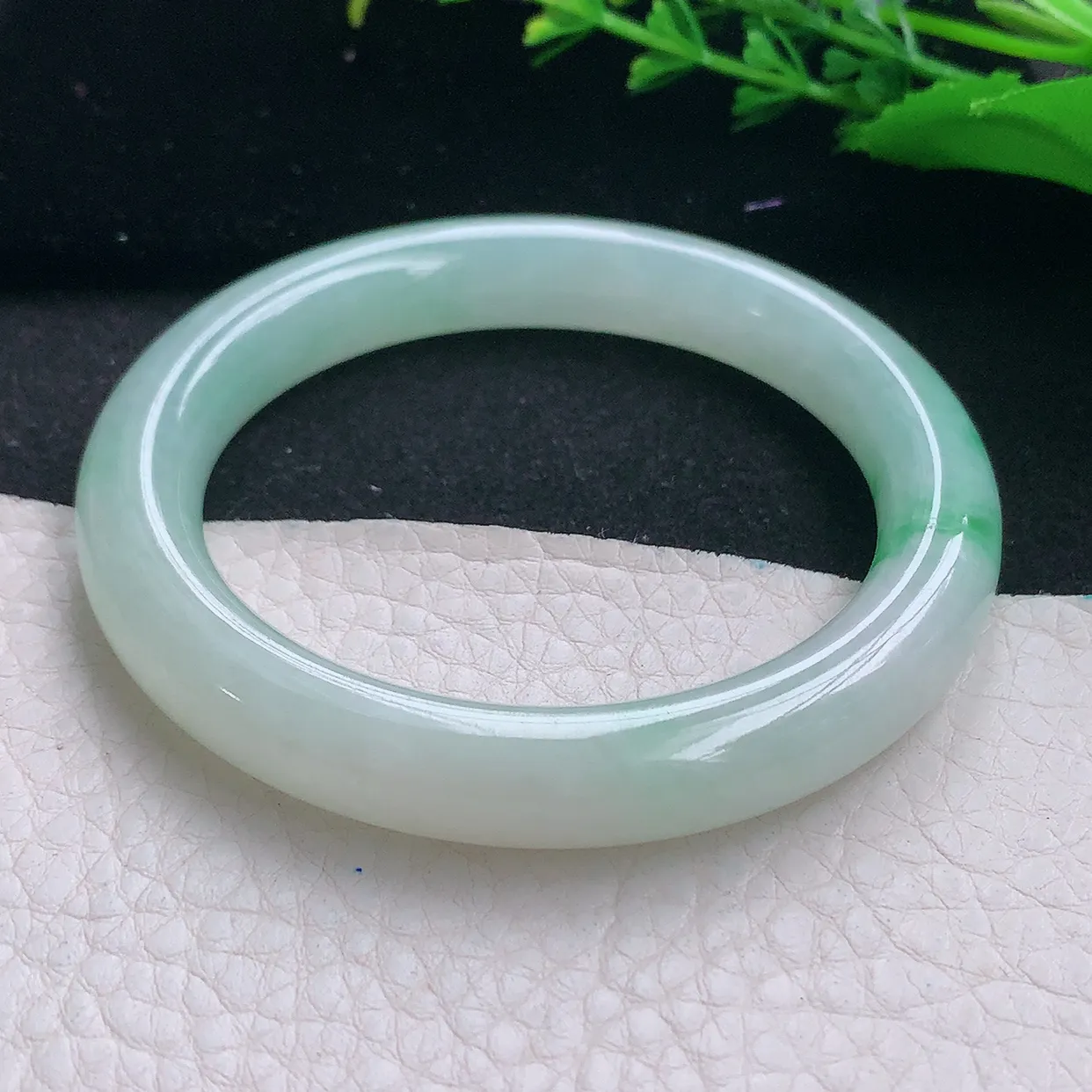 yh自然光55.8*10*9.5美人镯 天然缅甸翡翠a货水润飘阳绿圆条玉镯子