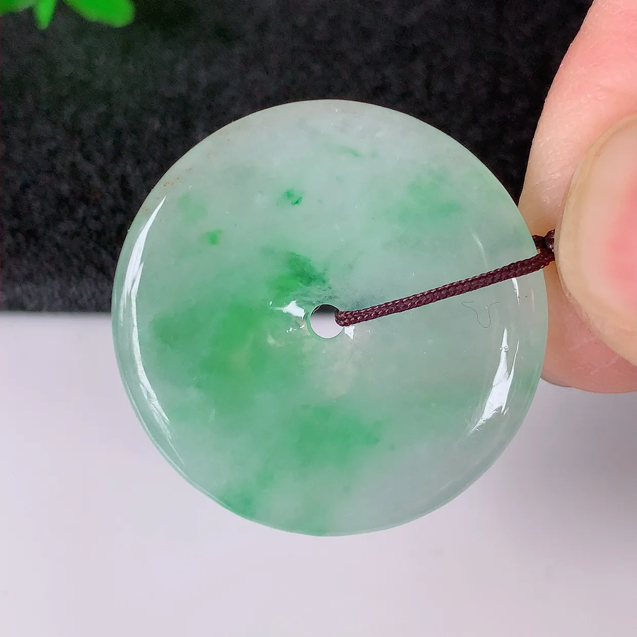 自然光实拍，冰种飘绿翡翠平安扣吊坠，翠色灵动，种老水足，寓意好，品相佳，佩戴佳品！#41.2