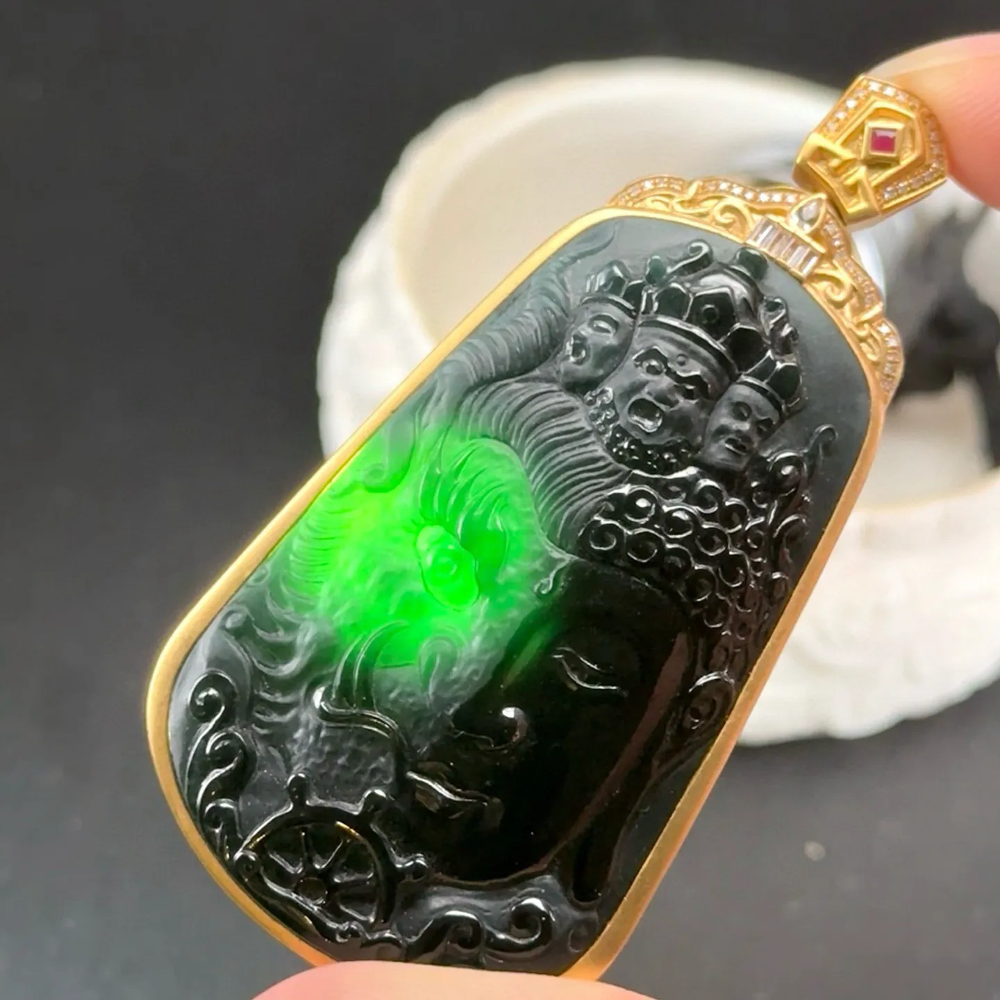 精品18k墨翠一念之间 种好色正 黑度极好 打灯通透 油性十足 尺寸66.5