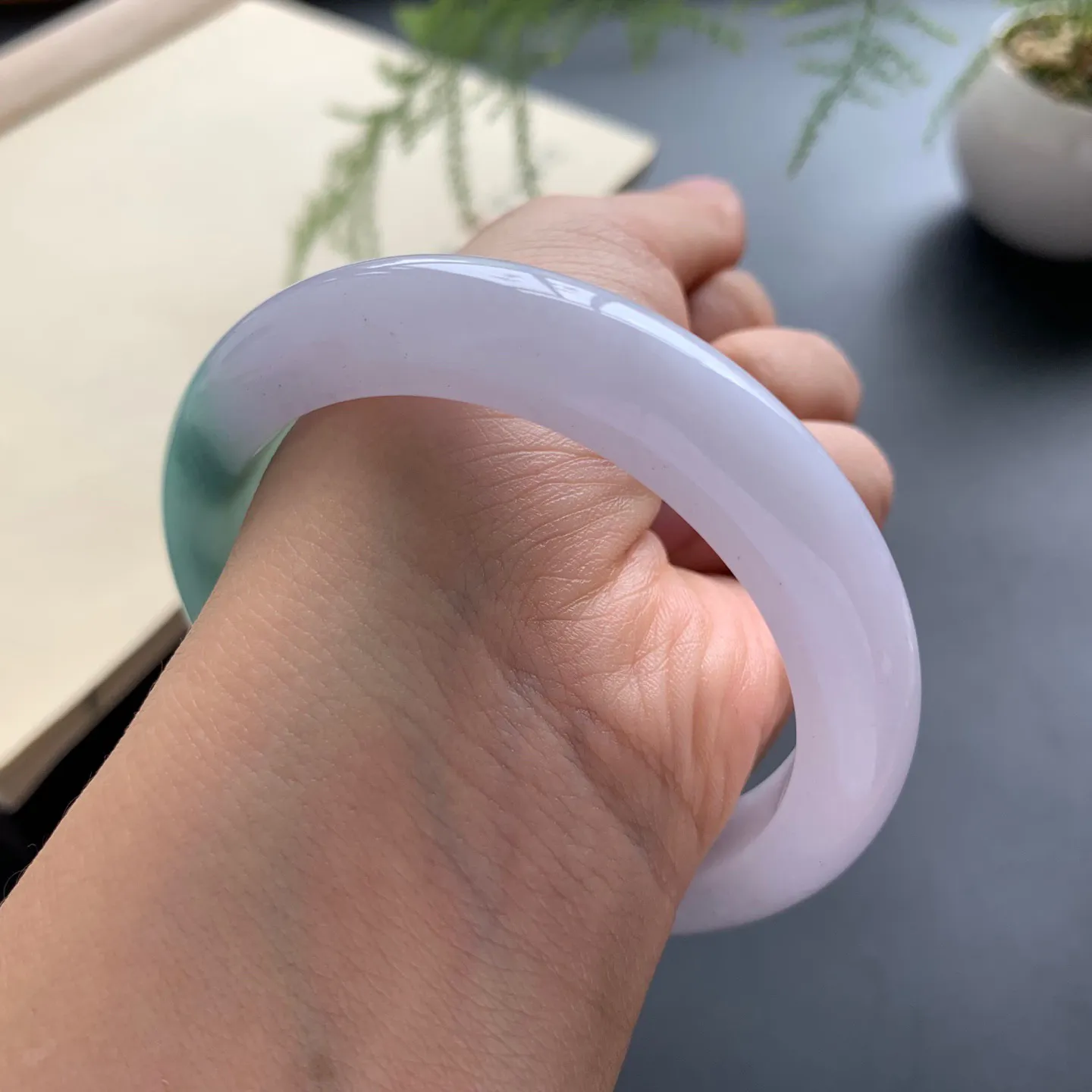 56.2圈口飘绿正圈手镯 尺寸：56.2-11.2-9.2，无纹裂，细腻光滑，版型厚装