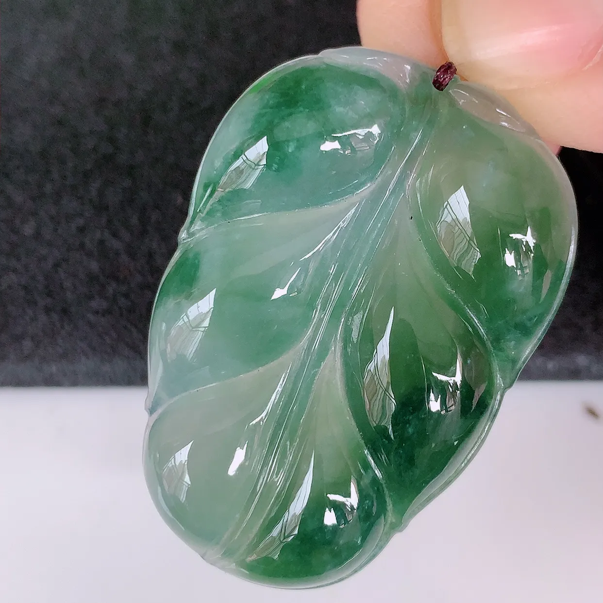 自然光实拍，冰胶水润飘花翡翠叶子吊坠 ，种水足，色泽清新，工艺精湛，叶子寓意美好；金枝玉叶，事业有成。#01.2