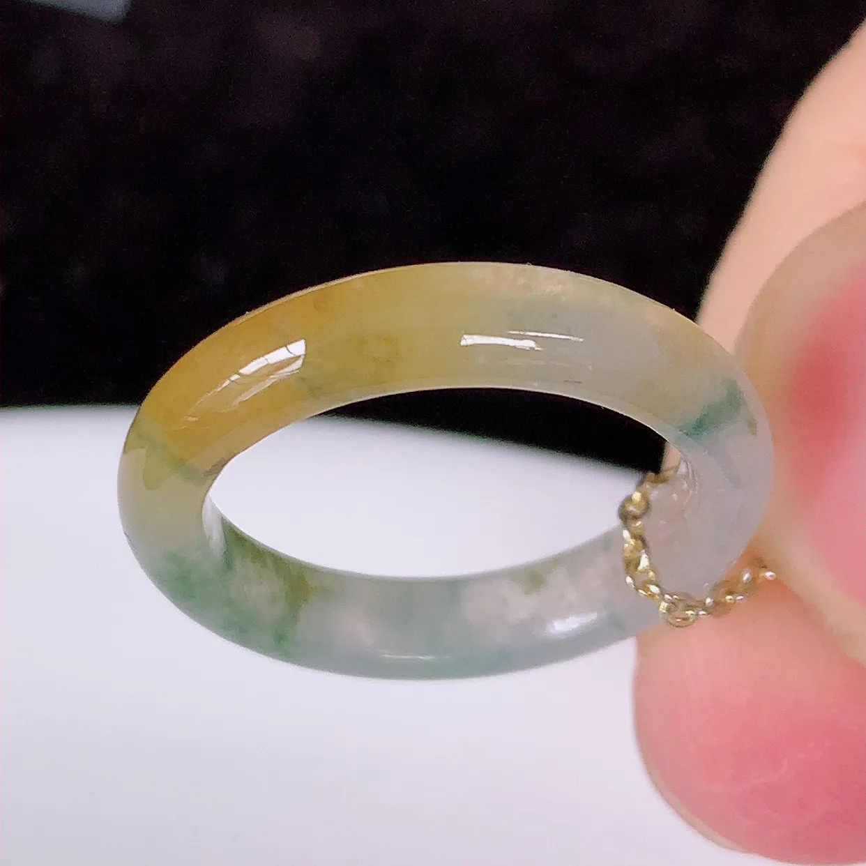 自然光实拍，16mm内径冰种黄加绿翡翠指环，玉戒指，玉质莹润，好精美好冰润的指环，11圈口，上手纤巧！#1.2尺寸16*3.9*3mm