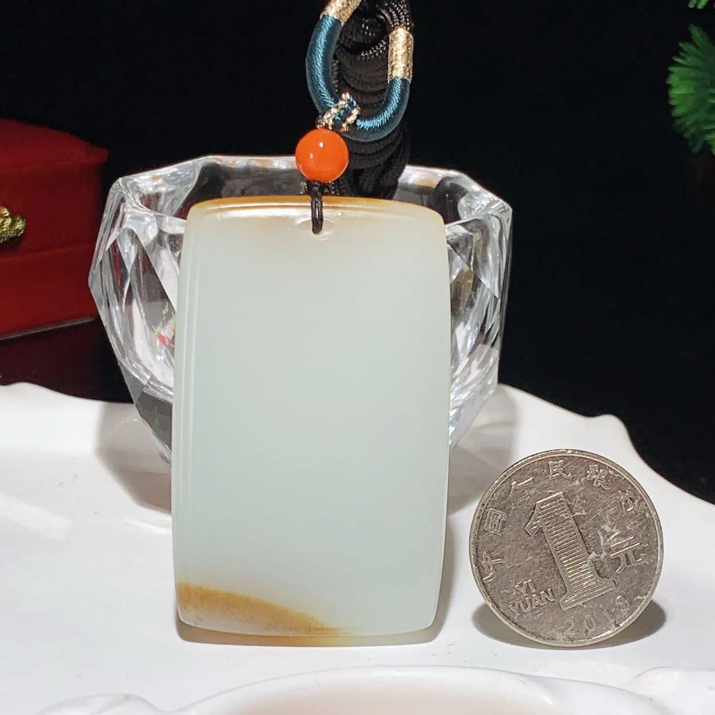 新疆且末糖天地糖平安无事牌挂件。尺寸56/35/11重60克。玉质细腻油润。手推出油。佩戴高端典雅。lt251103