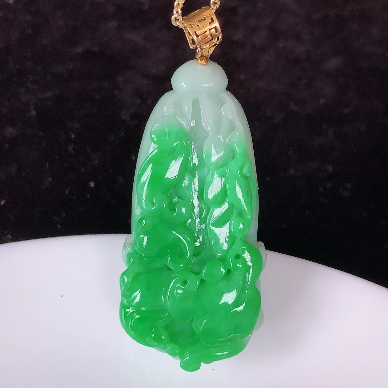 18K金镶嵌辣绿翡翠招百财白菜吊坠，百财聚来，财源滚滚，色泽鲜艳，精工水润的白菜，性价比高！#1.2