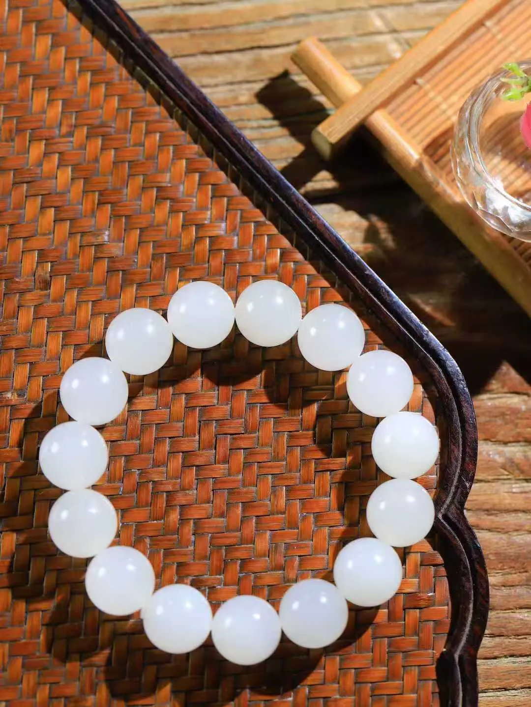 【珠圆玉润.手串】

精品和田玉冰白珠圆玉润手串 玉质温润细腻  整串打磨圆润，佩戴舒适。珠珠落玉盘，间关莺语花底滑，一生美好时光，无论身在何处，都有它相伴相守。事事顺遂，幸福美满，吉祥如意。重60.5克   尺寸取一13.6mm   FDL-69117300