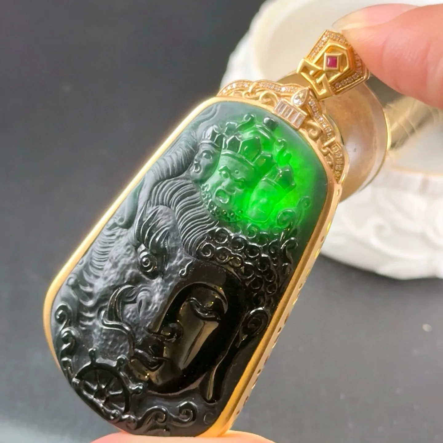 精品18k墨翠一念之间 种好色正 黑度极好 打灯通透 油性十足 尺寸66.5