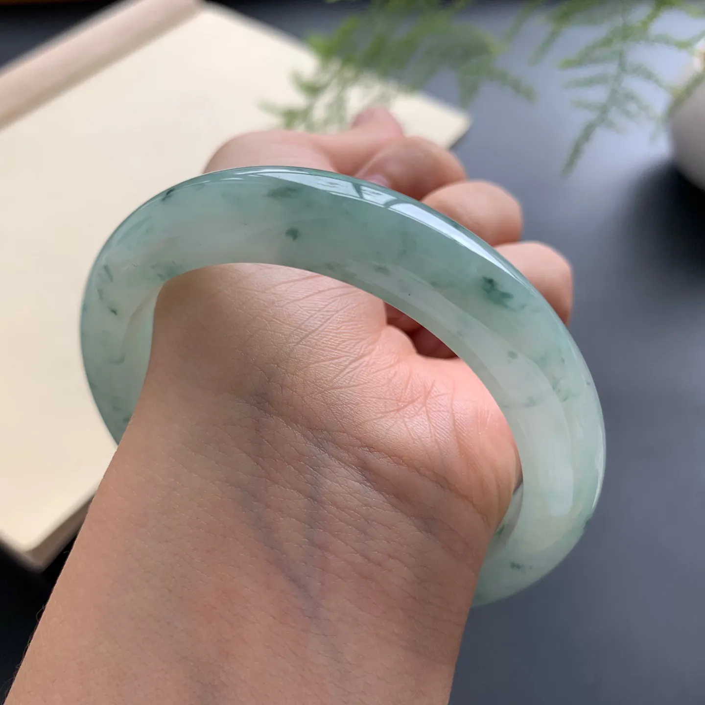 57圈口底色飘花正圈手镯 尺寸：57-12-9，无纹裂，细腻起胶，花色飘逸