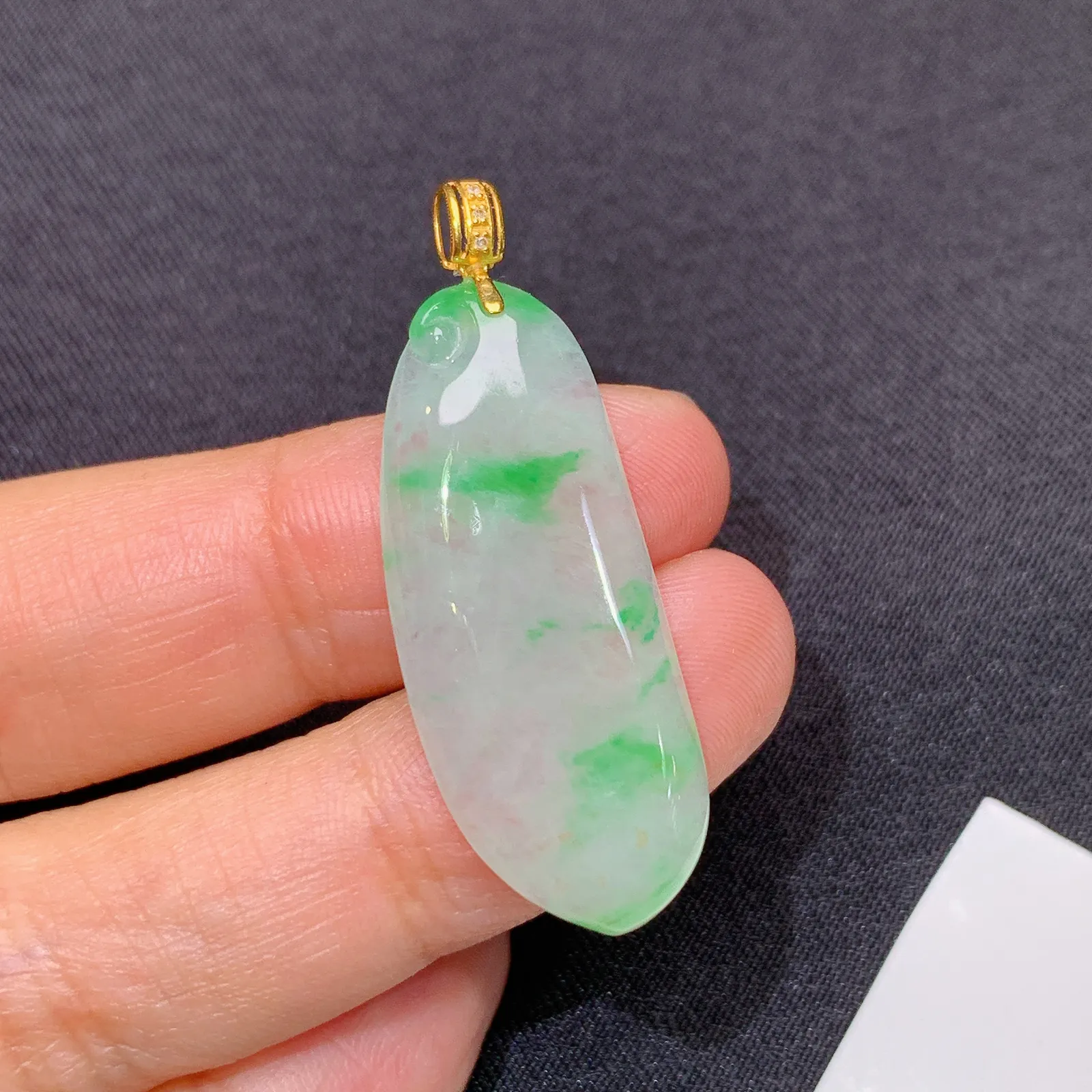 冰飘绿福瓜吊坠，18k金镶嵌，冰润色阳，玉质细腻，种水足 裸石32.7*13.4*3.5