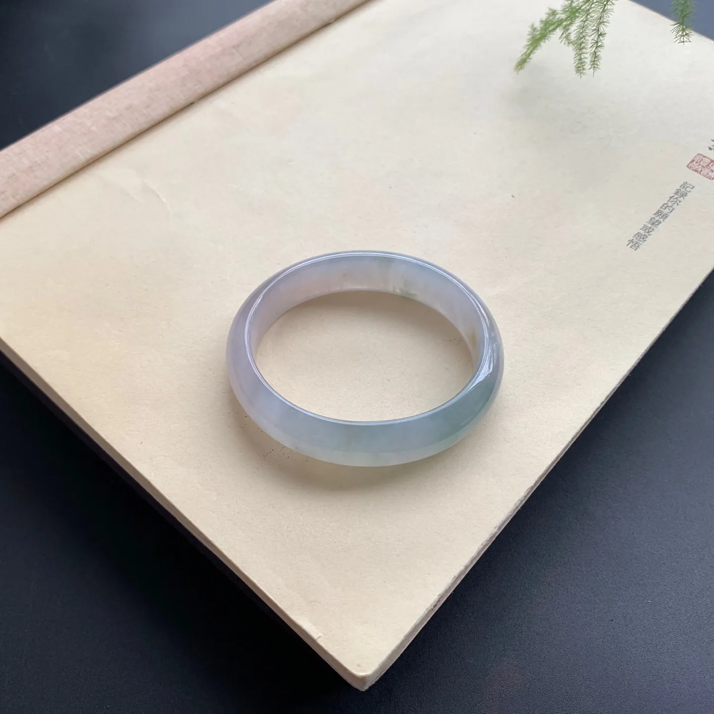 54圈口冰油贵妃手镯 尺寸：54-47.8-13-6.8，无纹裂，水润光滑，胶感十足