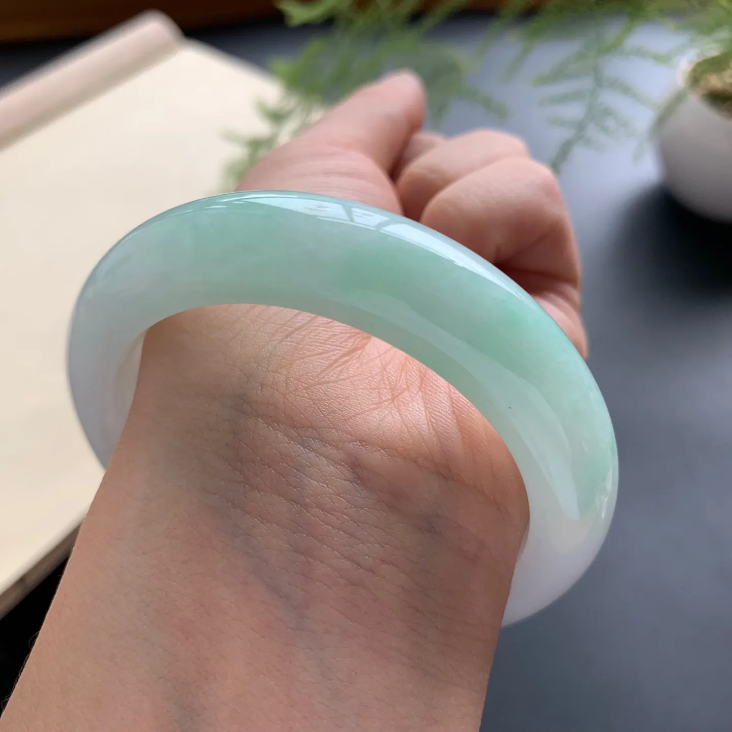 53.5圈口飘绿正圈手镯 尺寸：53.5-13-9，无纹裂，细腻光滑，清爽干净