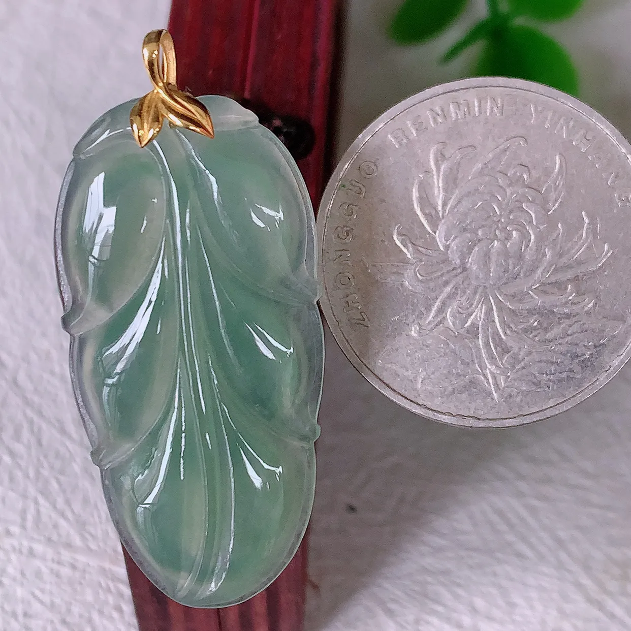 18K金镶嵌冰种翡翠叶子吊坠 ，种水足，色泽清新，工艺精湛，叶子寓意美好；金枝玉叶，事业有成。#12.2