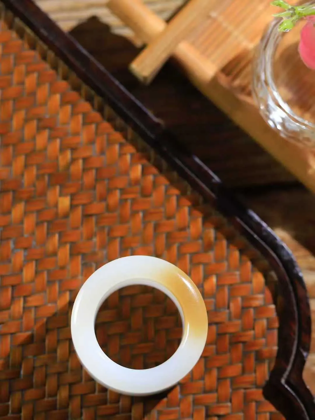 （古韵.扳指）

精品和田玉糖白玉扳指，玉质温润，油润感十足， 整器古韵生辉。优雅高贵。运筹帷幄于掌中，决胜于千里之外。重25.8克   圈口21.5mm  尺寸18.5-5.8mm  23110333A