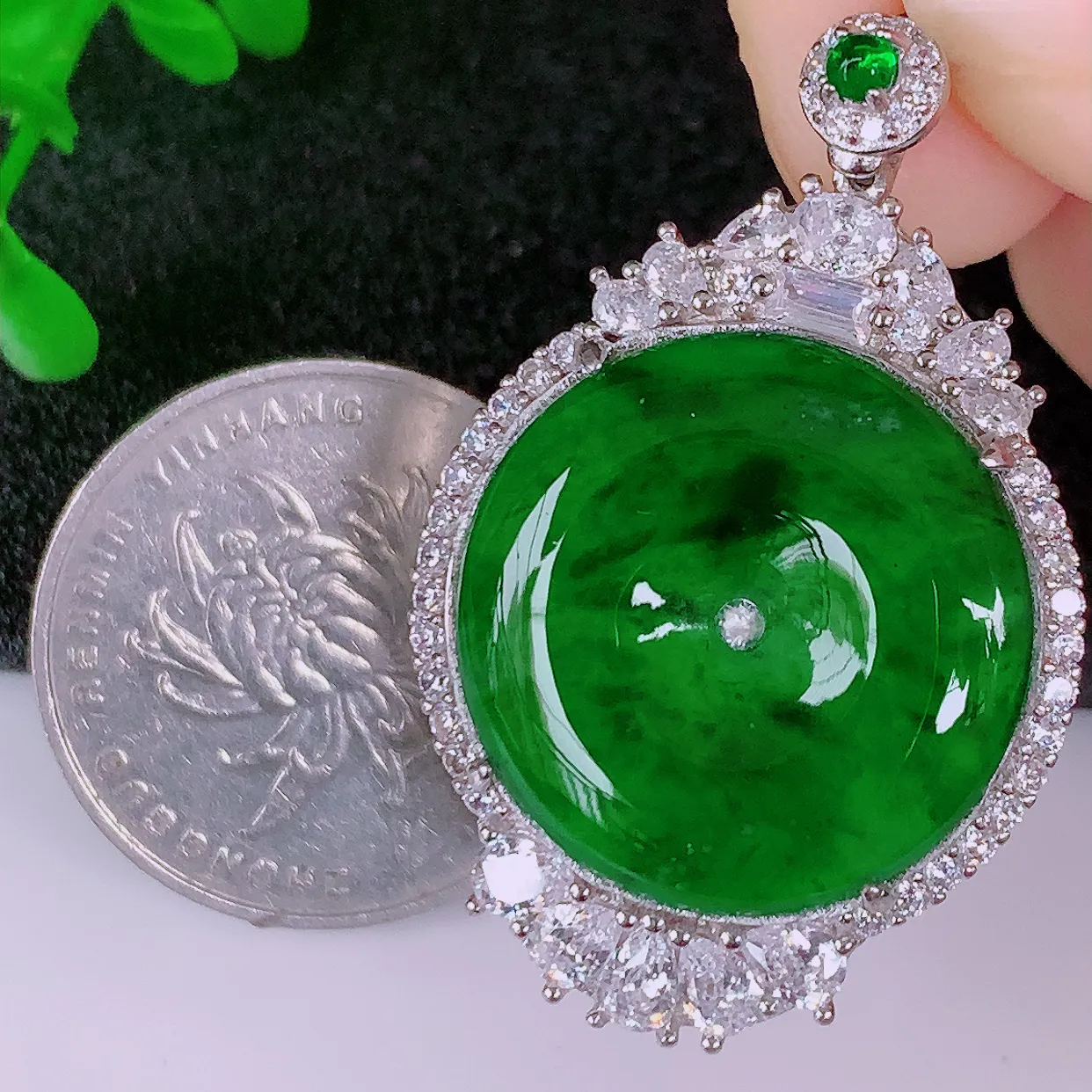 冰透满绿翡翠925银镶嵌平安扣吊坠，自然光实拍，翠色灵动，颜色漂亮，种老水足，品相佳，佩戴佳品！#98.2整体38.5*25*7.6裸石21-21