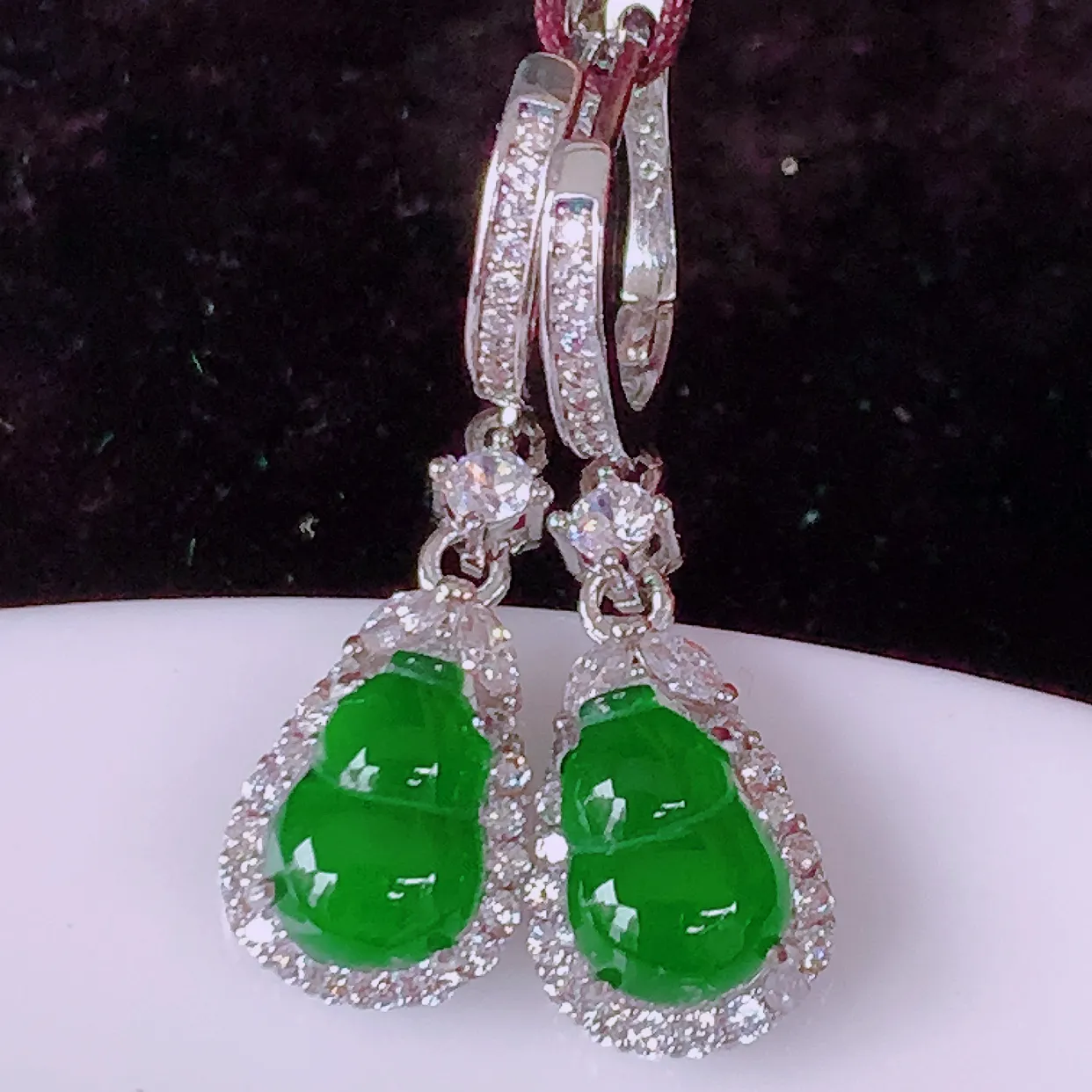 冰透满绿翡翠925银镶嵌葫芦耳坠，自然光实拍，翠色灵动，颜色漂亮，种老水足，品相佳，佩戴佳品！#98