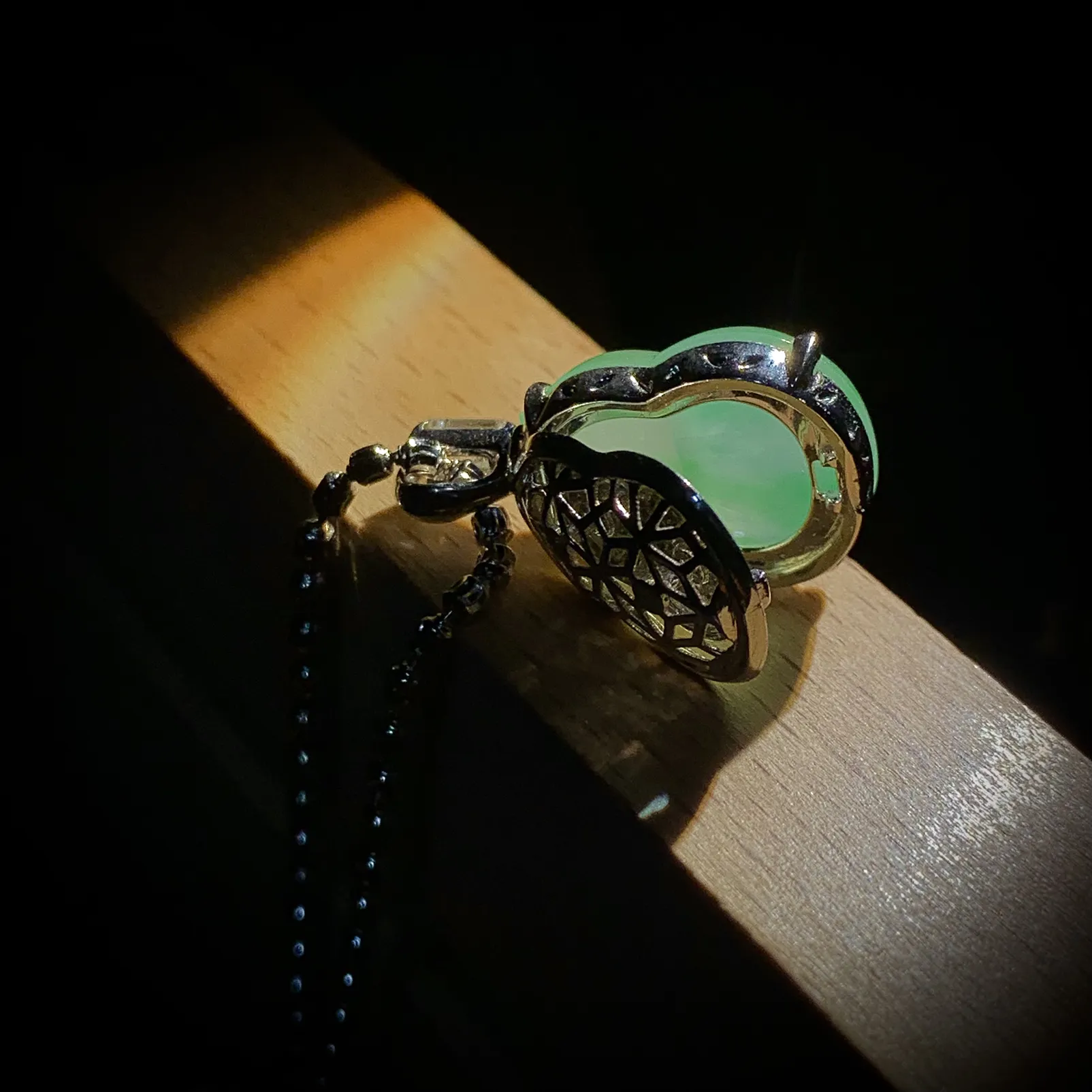 葫芦吊坠，裸石16-12.2-5mm，
整体21.5-12.2-8.5mm，
18K金，南非钻，不配图链