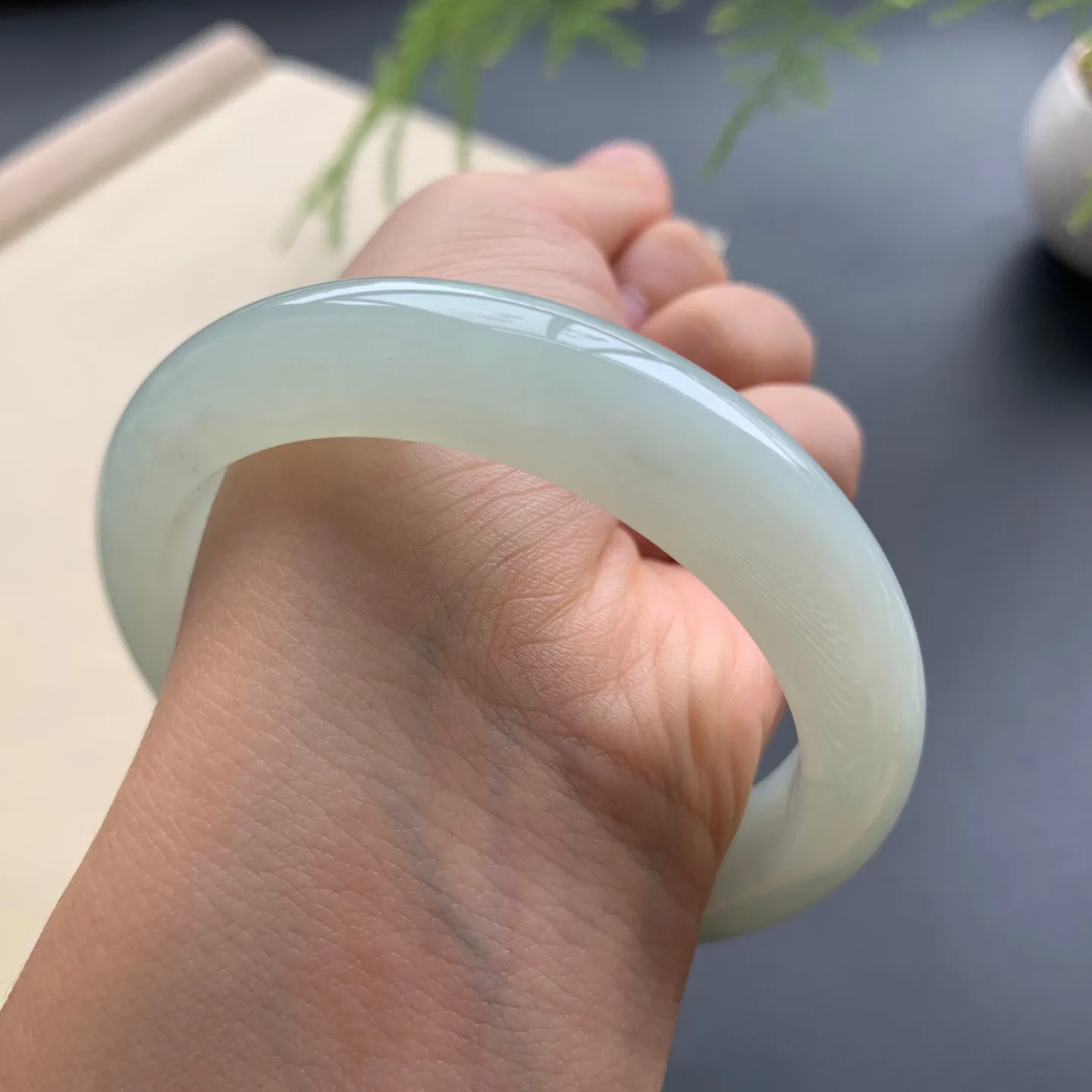 55.8圈口晴底正圈手镯 尺寸：55.8-12.6-8.8，无纹裂，水润起胶，细腻釉洁