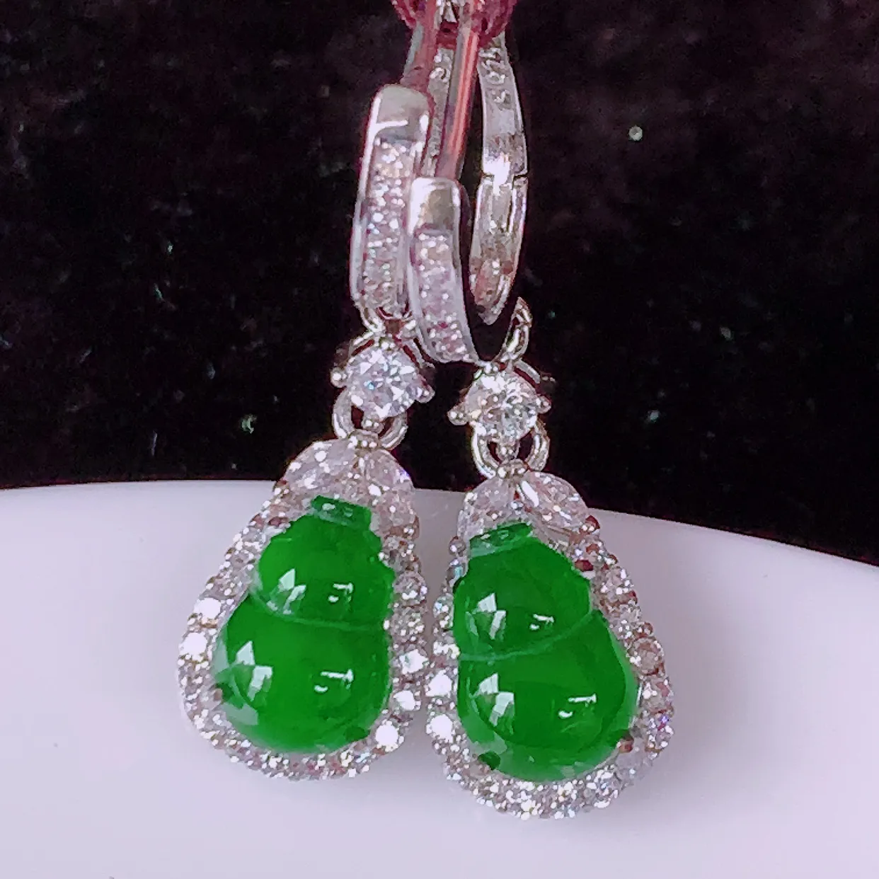 冰透满绿翡翠925银镶嵌葫芦耳坠，自然光实拍，翠色灵动，颜色漂亮，种老水足，品相佳，佩戴佳品！#98