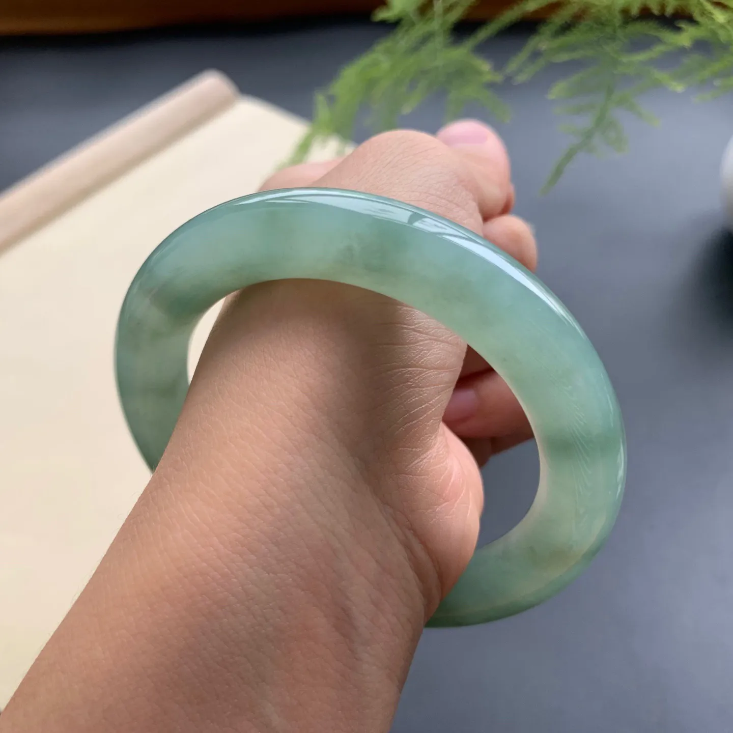 57圈口油绿圆条手镯 尺寸：57-11.8-11.5，无纹裂，色泽亮丽，条形饱满