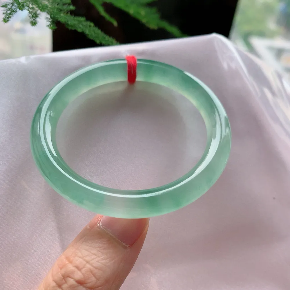 贵妃冰玻绿 无瑕 尺寸:51.3/47.1/8.4 种色俱佳