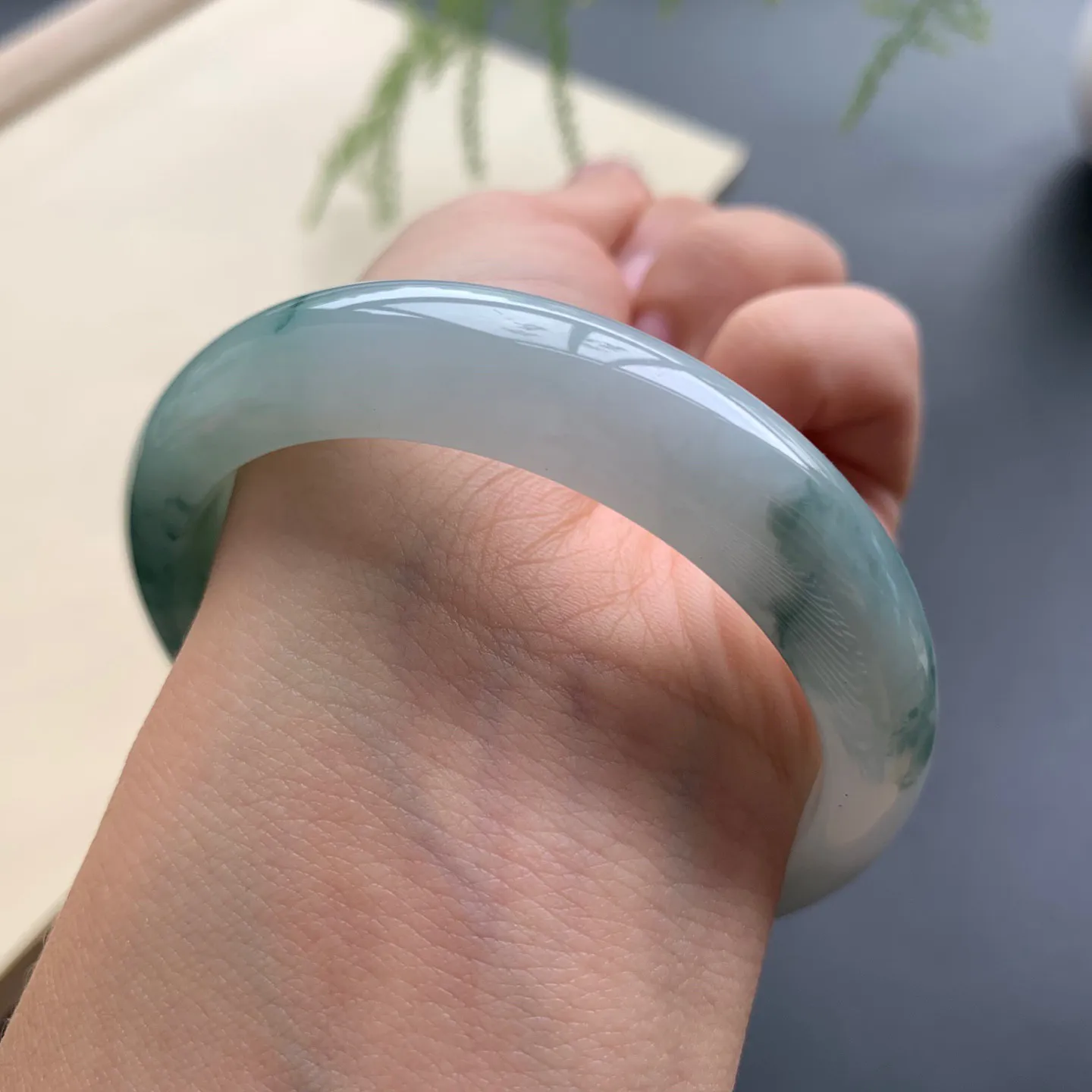 54.6圈口飘花正圈手镯 尺寸：54.6-12.5-7.8，无纹裂，花色浓郁，细腻光滑