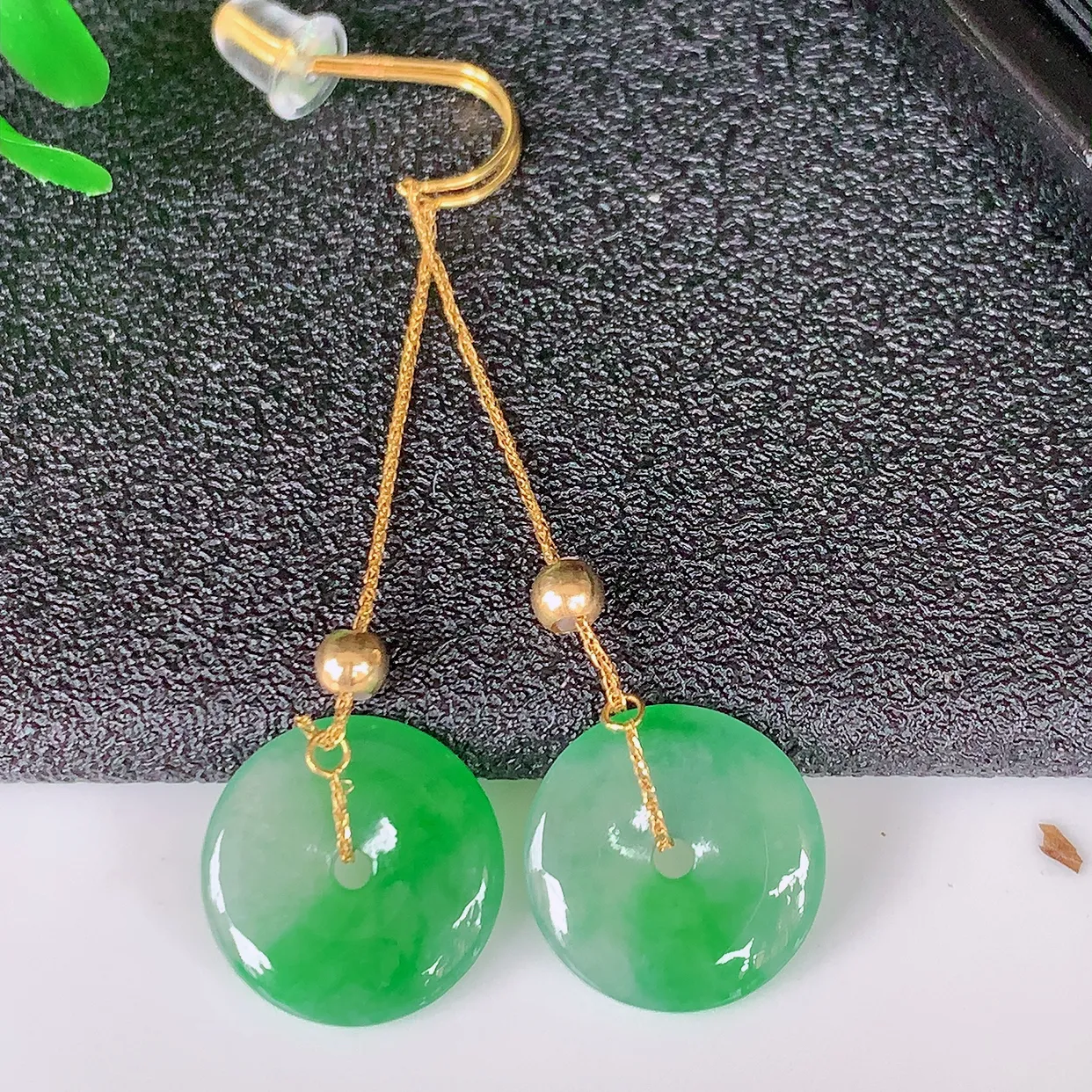 18k金镶嵌冰种飘绿翡翠平安扣耳坠，沁人心脾，耳坠佩戴效果大气出众，尽显气质。种水好，胶感足，颜相当漂亮，高性价比，值得入手品鉴！#41.2整体43.5裸石12*2.2