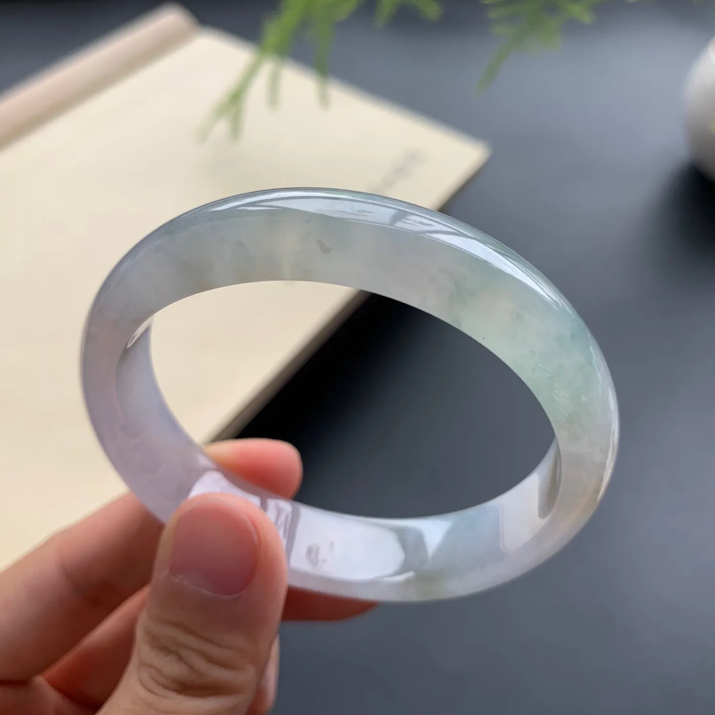 54圈口冰油贵妃手镯 尺寸：54-47.8-13-6.8，无纹裂，水润光滑，胶感十足