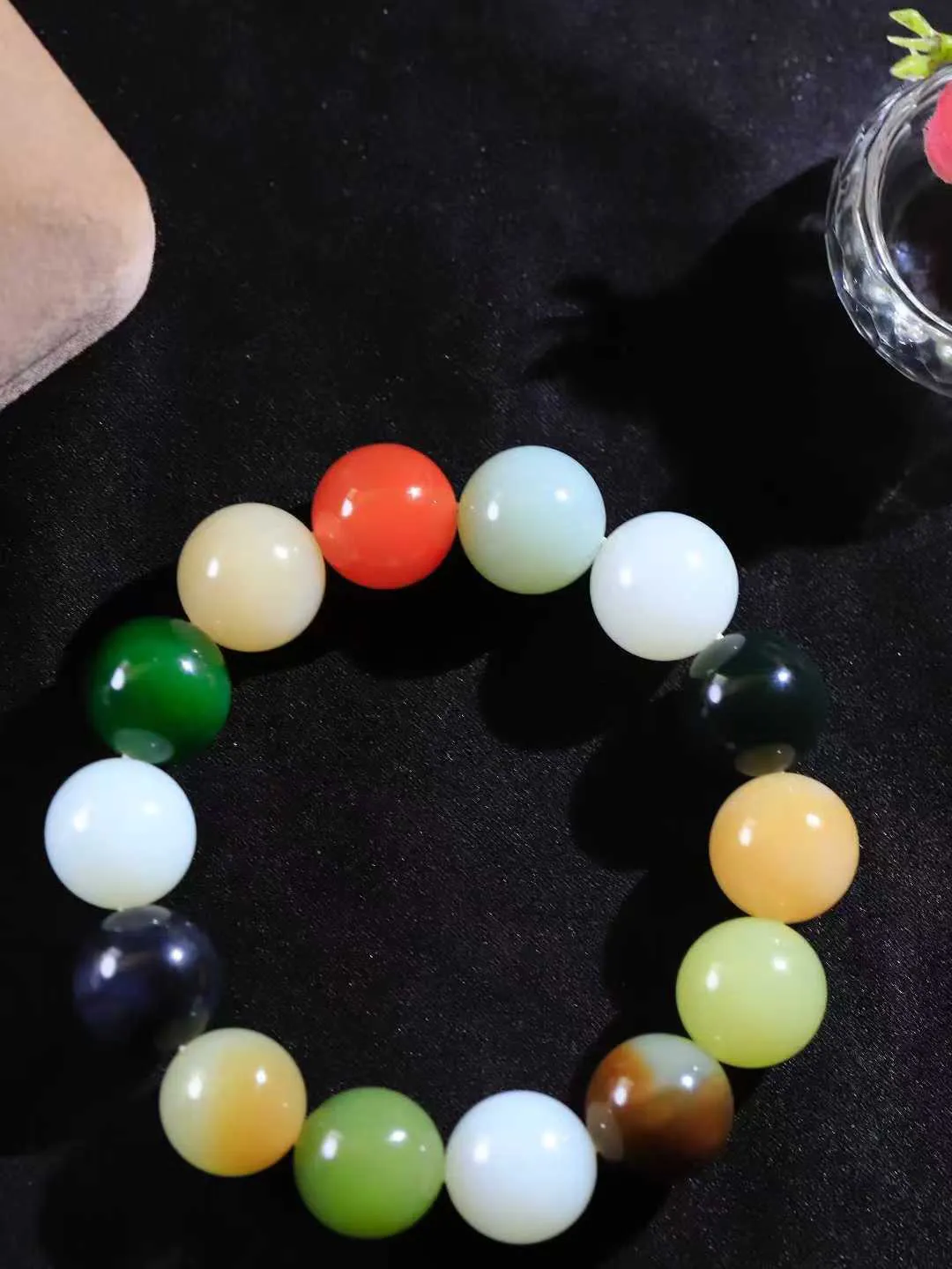 【多宝手串】

精选和田玉多宝手串，每一颗玉石都凝聚自然的灵气与岁月的沉淀，寓意福禄寿喜，守护您的平安与幸福。佩戴它，感受千年玉文化的温润与优雅。重88.3克  尺寸取一16mm  56110339A