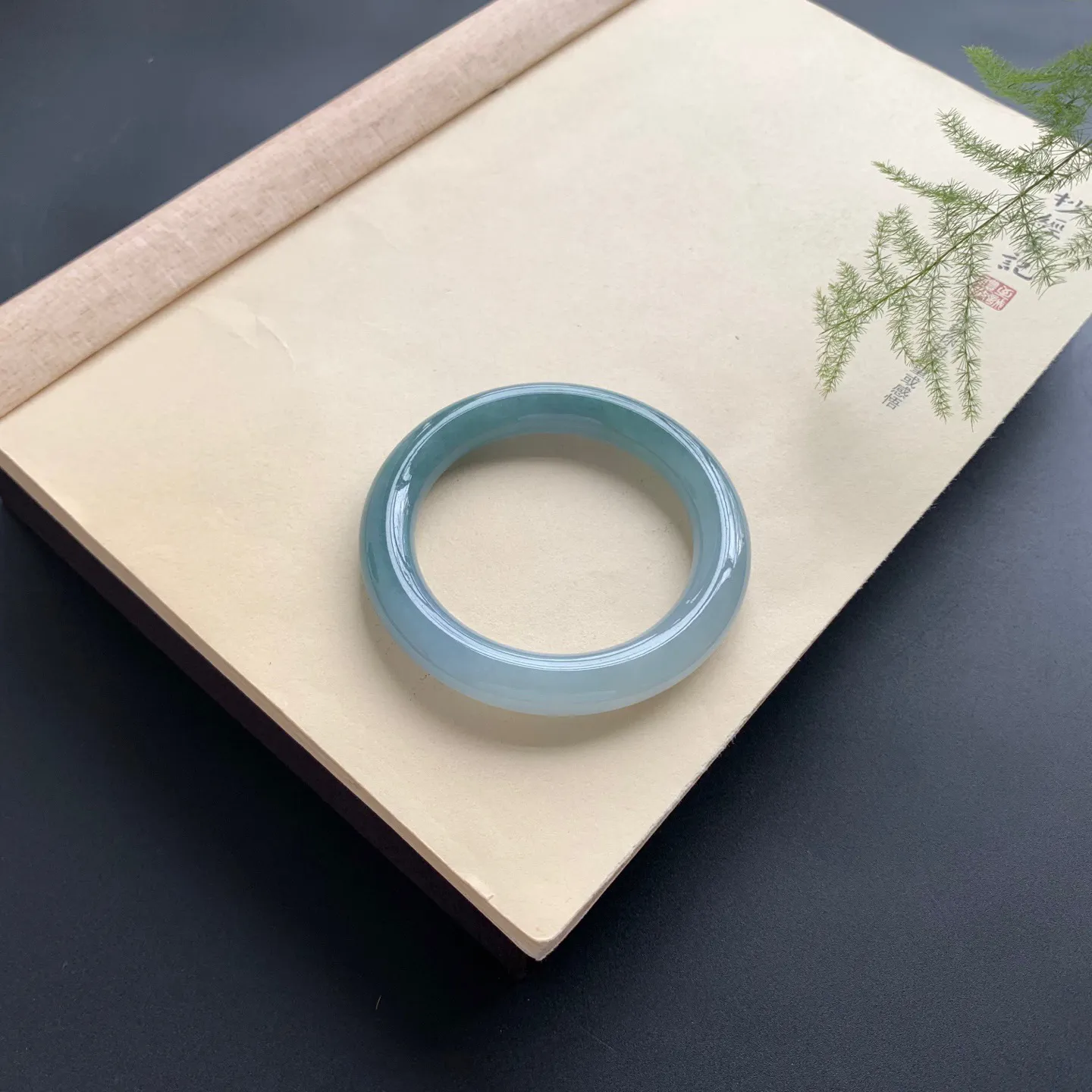 55圈口蓝底圆条手镯 尺寸：55-11，无纹裂，细腻光滑，色泽浓郁