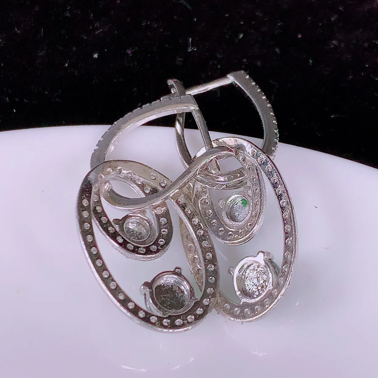 冰透满绿翡翠925银镶嵌耳坠，自然光实拍，翠色灵动，颜色漂亮，种老水足，品相佳，佩戴佳品！#98.2整体31*13.8*4.5裸石5*5