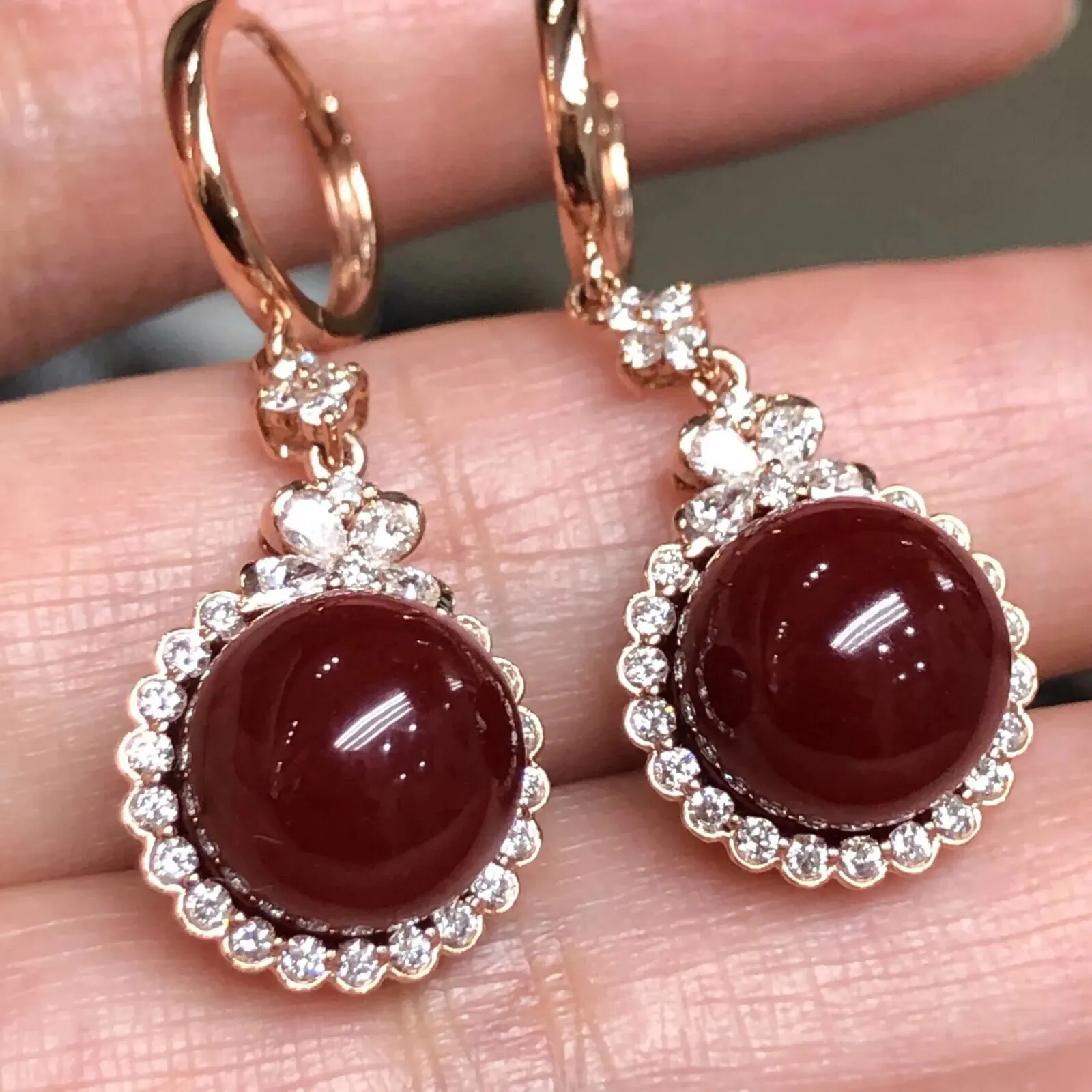 【典藏珍品】【天然阿卡赤血牛血红珊瑚10mm圆珠大钻满钻豪华镶嵌耳坠】可遇不可求！日本深海阿卡材料，天然无添加无优化，赤血牛血红色，裸石尺寸为9.9*9.9*9.9mm，整体尺寸34.7*12.9*11.2mm，18k金大钻石满钻豪华镶嵌！重量7.34克。裸石没有白芯，没有虫眼。只有诱人的美！色浓形美！高端大气上档次！