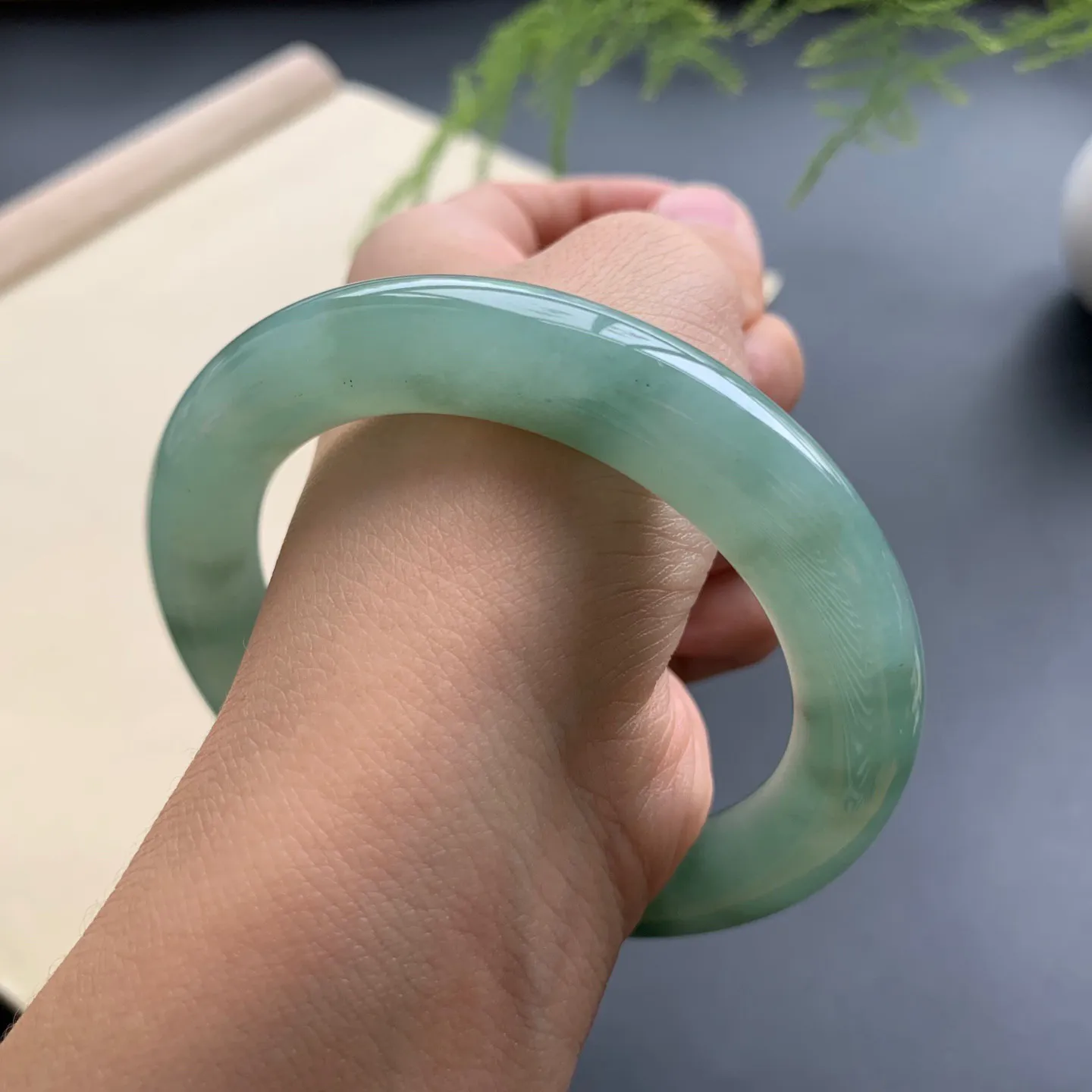 57圈口油绿圆条手镯 尺寸：57-11.8-11.5，无纹裂，色泽亮丽，条形饱满