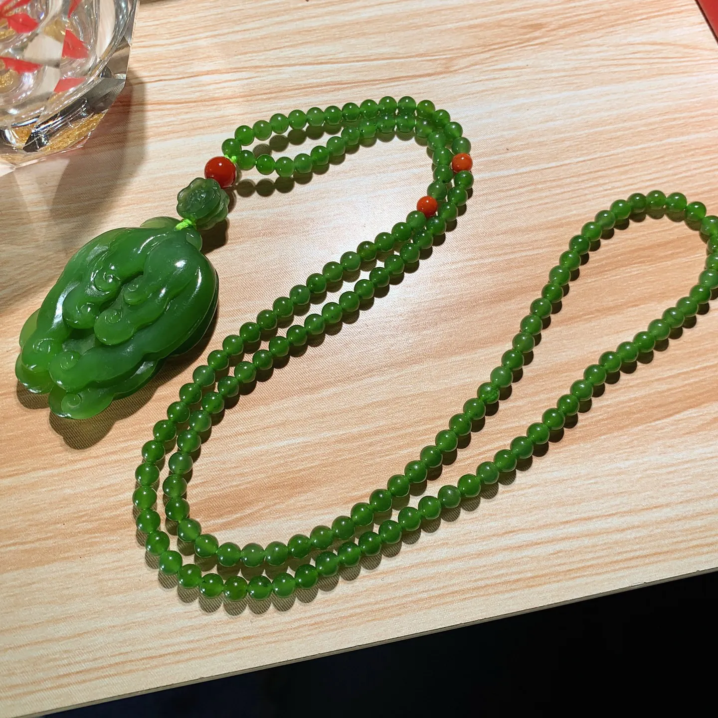 和田玉阳绿俄罗斯碧玉人生如意人参挂件。尺寸43/31/10重33.6克。玉质细腻油润。手推出油。佩戴高端典雅。lt251103