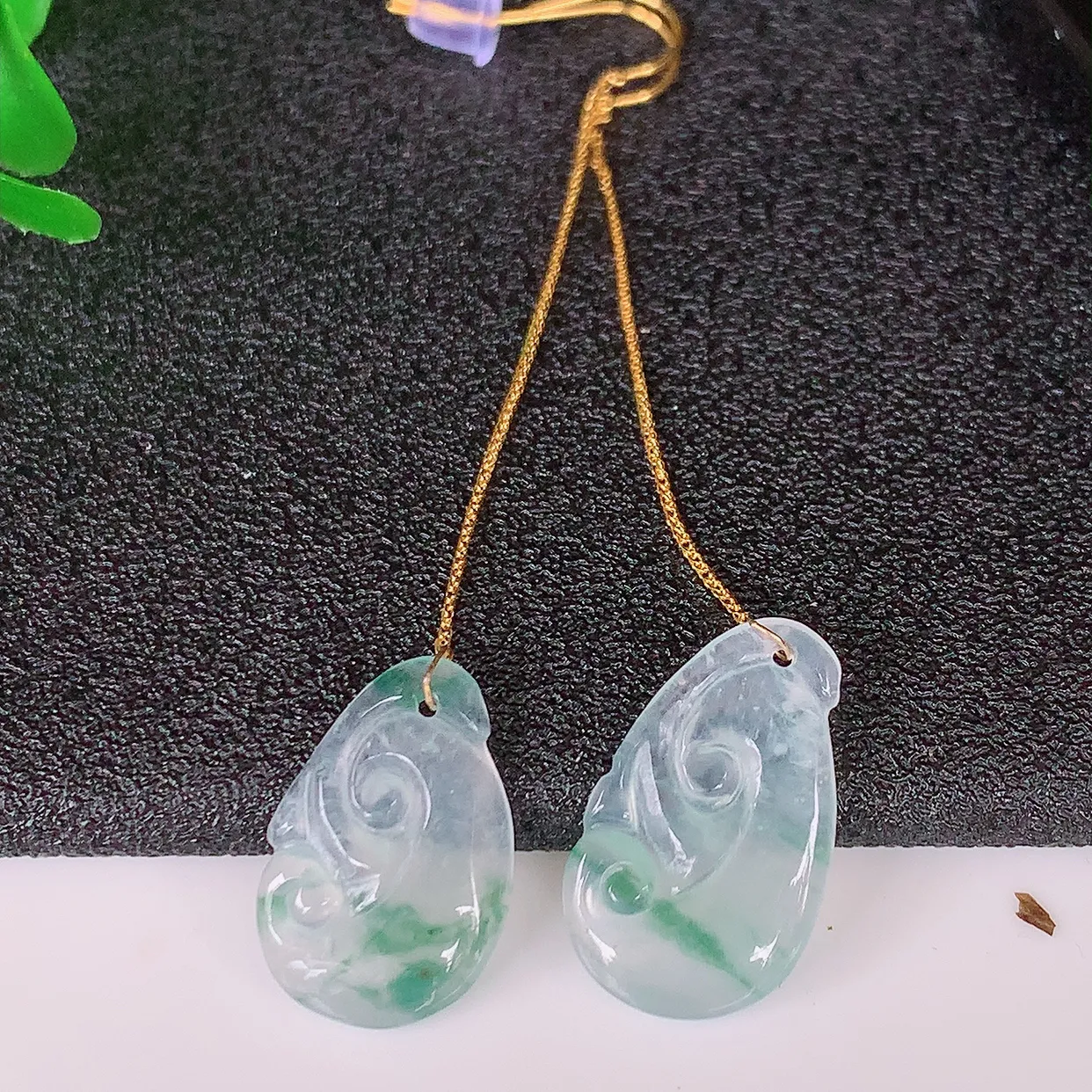 18k金镶嵌冰种飘花翡翠如意耳坠，沁人心脾，耳坠佩戴效果大气出众，尽显气质。种水好，胶感足，颜相当漂