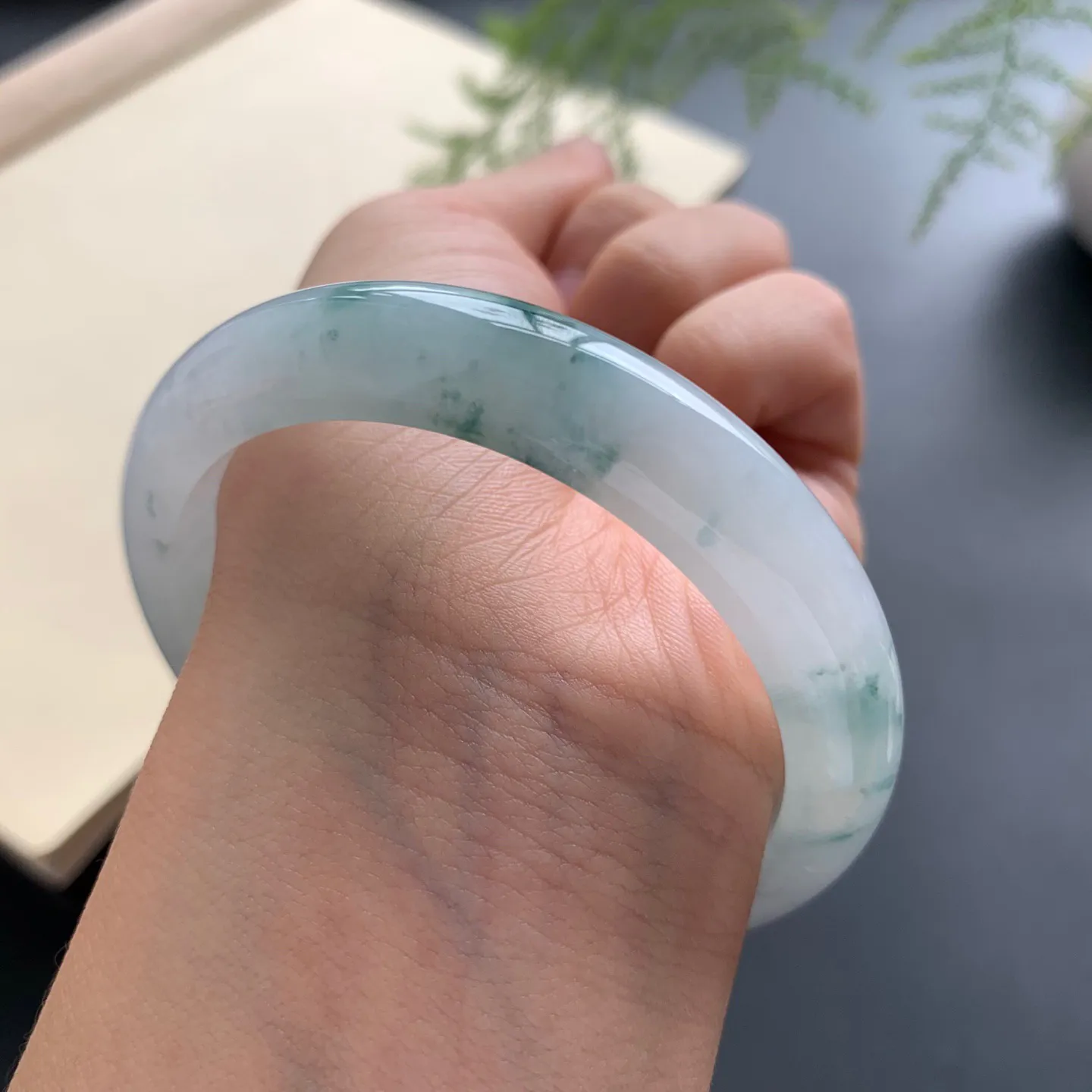 55.2圈口冰飘花正圈手镯 尺寸：55.2-11.2-8，无纹裂，水润起胶，花色飘逸