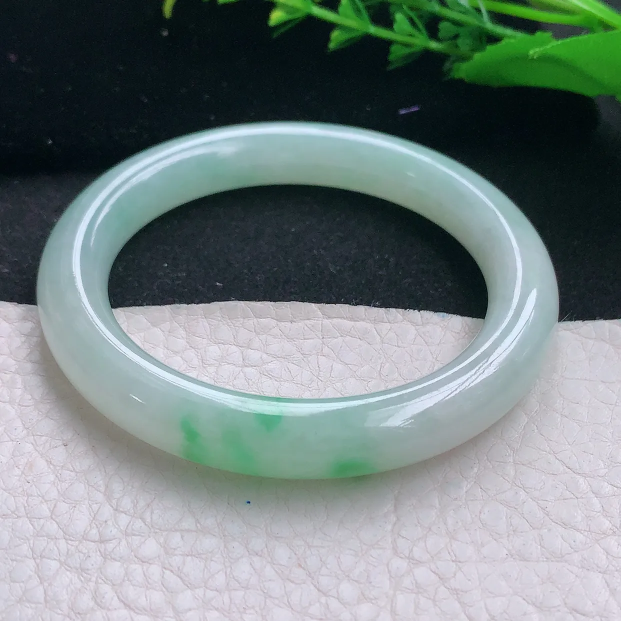 yh自然光55.8*10*9.5美人镯 天然缅甸翡翠a货水润飘阳绿圆条玉镯子