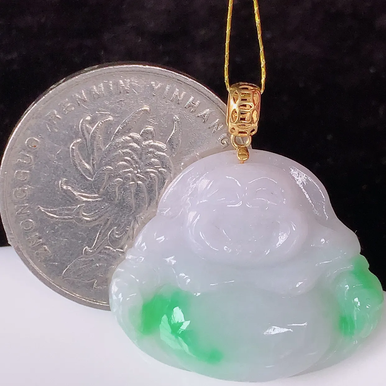 18k金镶嵌冰润飘绿翡翠佛公吊坠，款式新颖时尚，日常百搭的款。清秀高雅，佩戴优雅高贵！#35.2